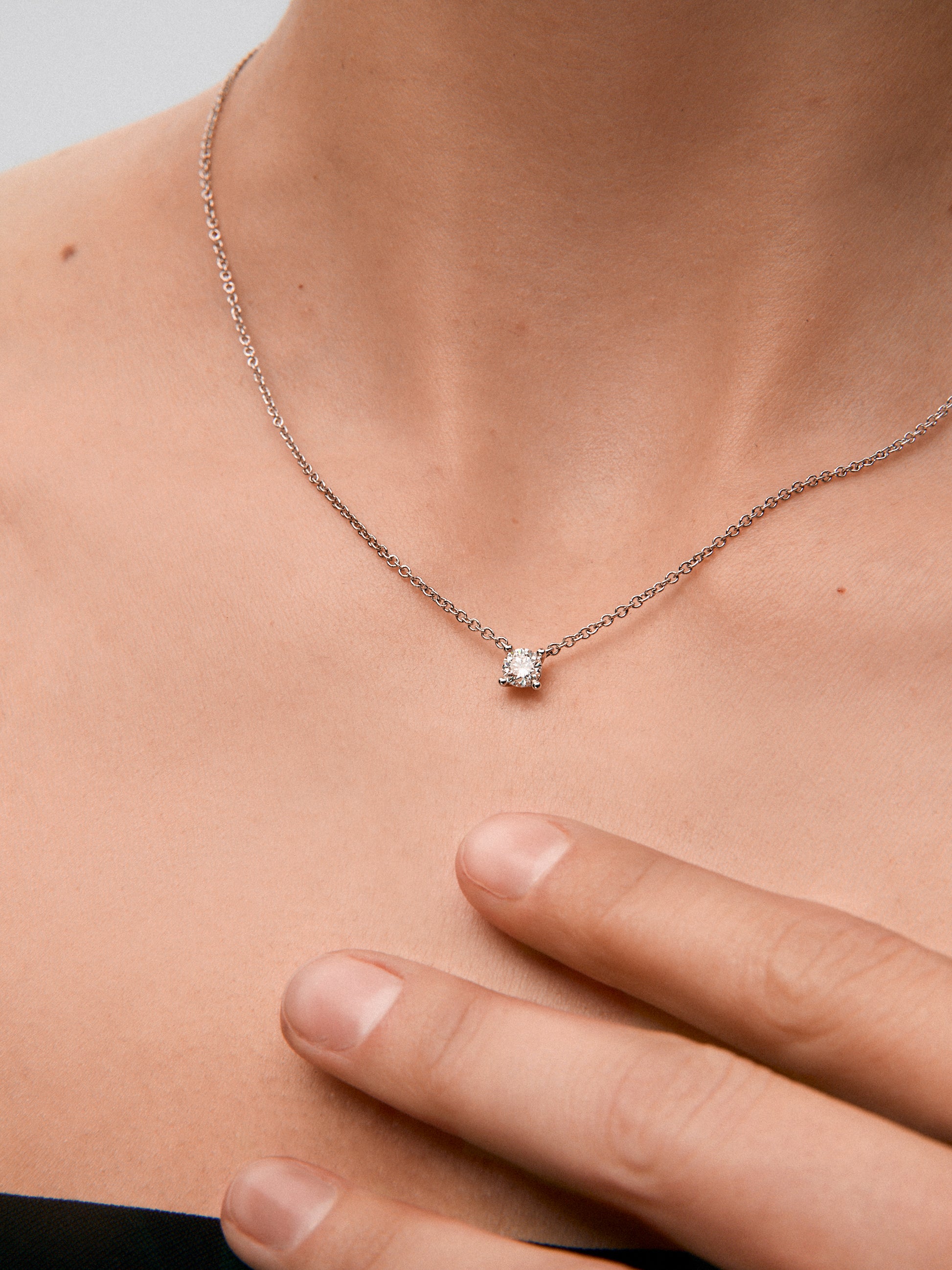 Colgante de oro blanco de 18K y diamante con un total de 0,4 cts