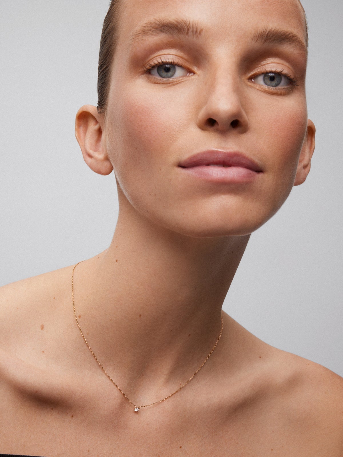 Colgante cadena de oro rosa de 18K con diamante solitario