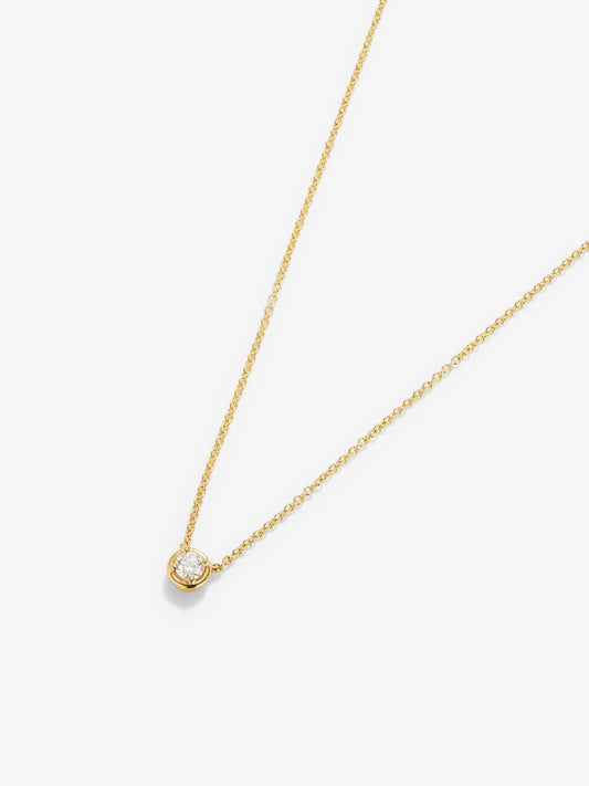 Colgante solitario de oro amarillo de 18K con diamante blanco en talla brillante de 0,05 cts