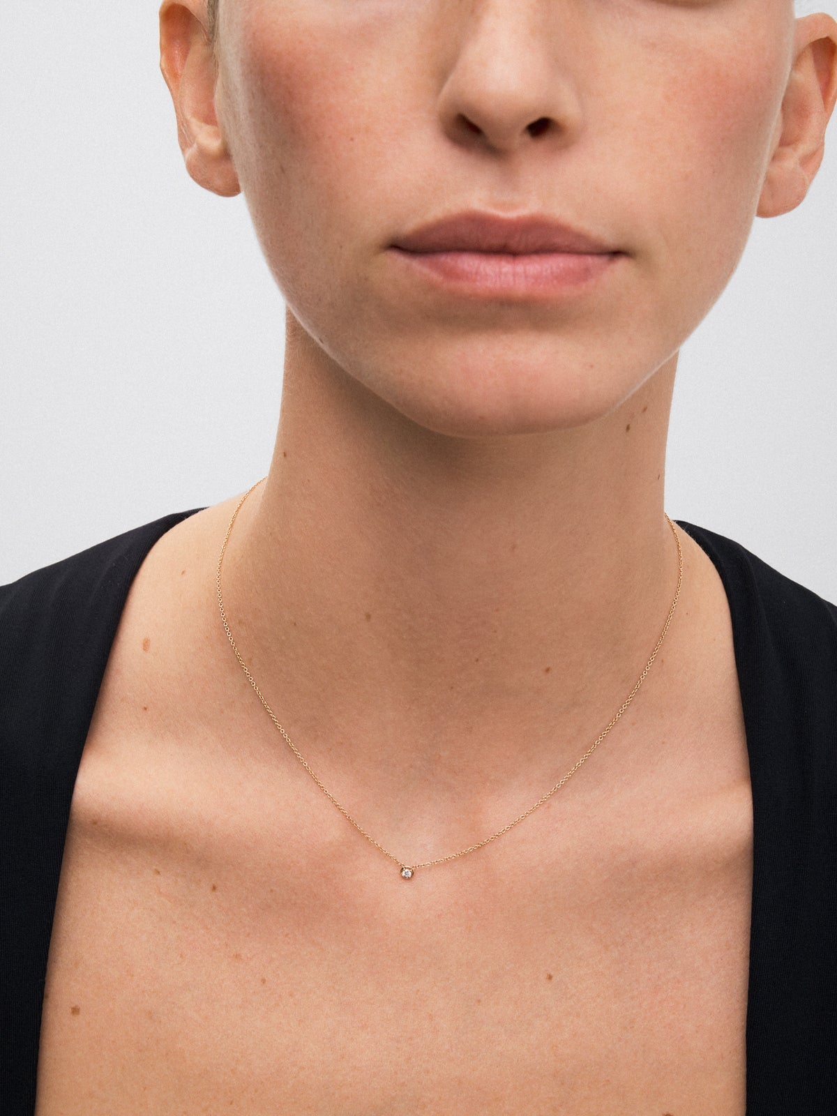 Colgante cadena de oro rosa de 18K con diamante solitario