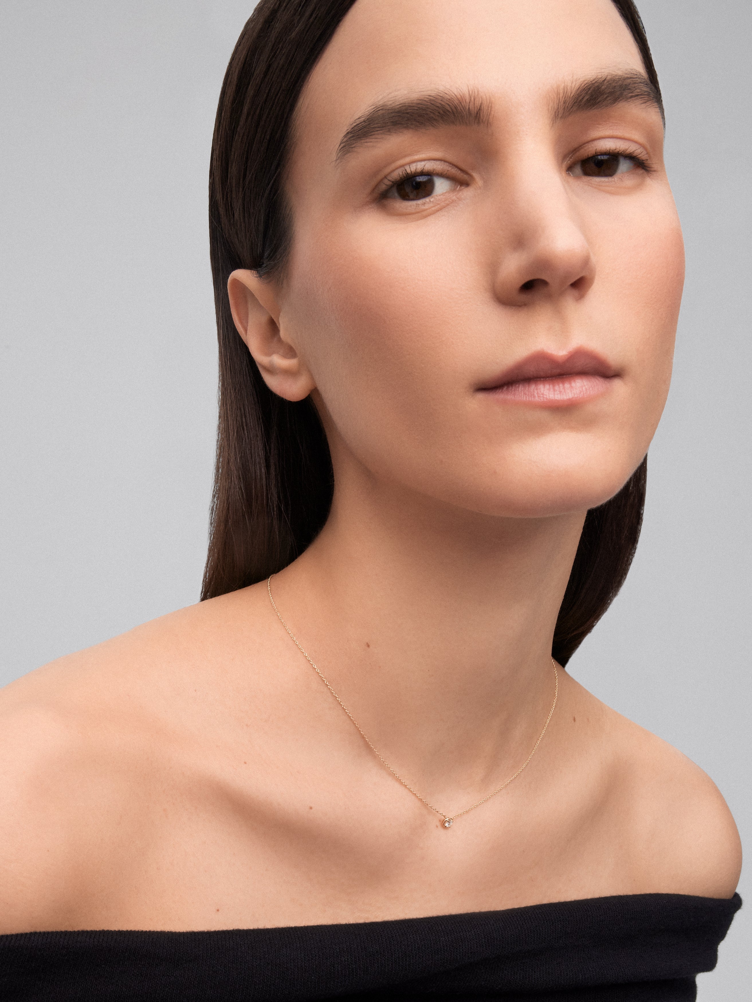Colgante de oro rosa de 18K con diamante en talla brillante de 0,15 cts