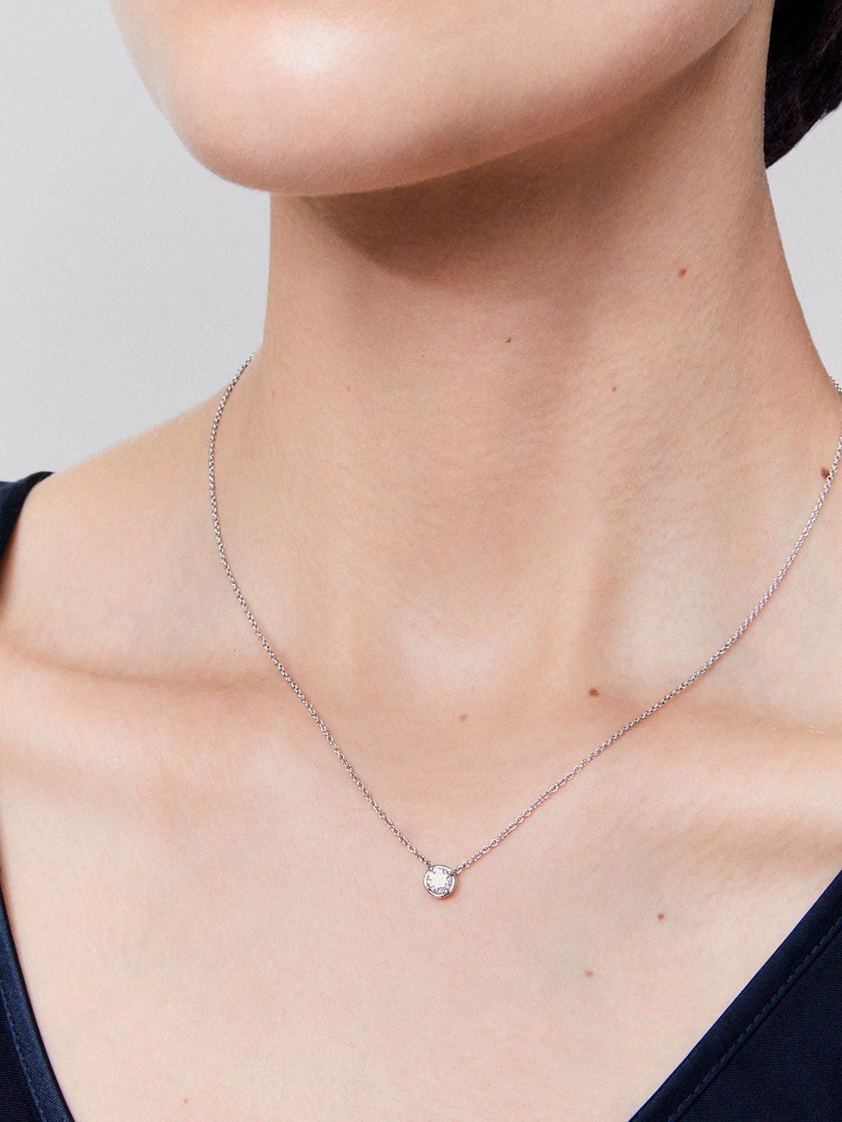 Colgante cadena de oro blanco de 18K con diamante solitario