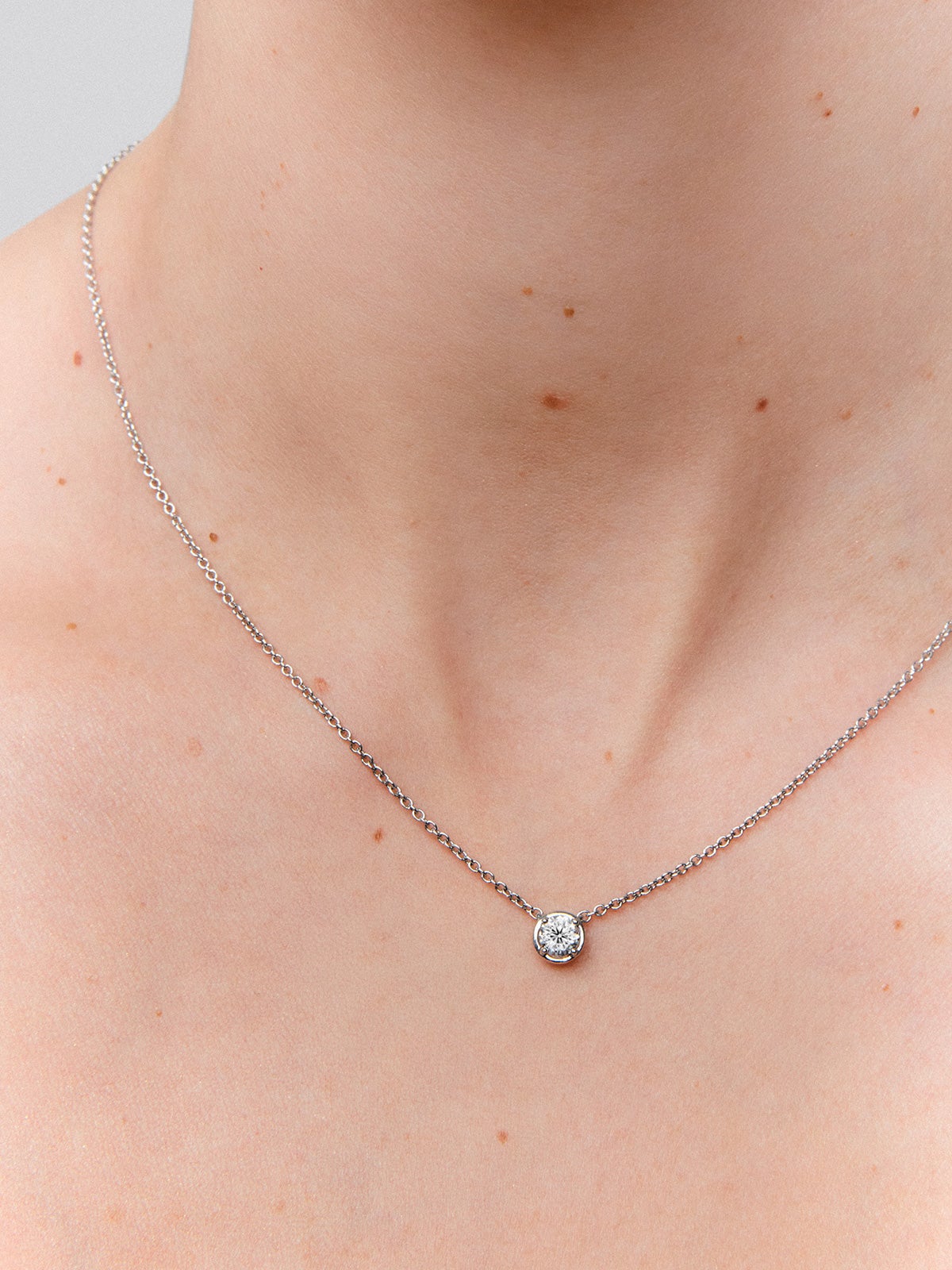 Colgante solitario de oro blanco de 18K con diamante en talla brillante de 0,4 cts