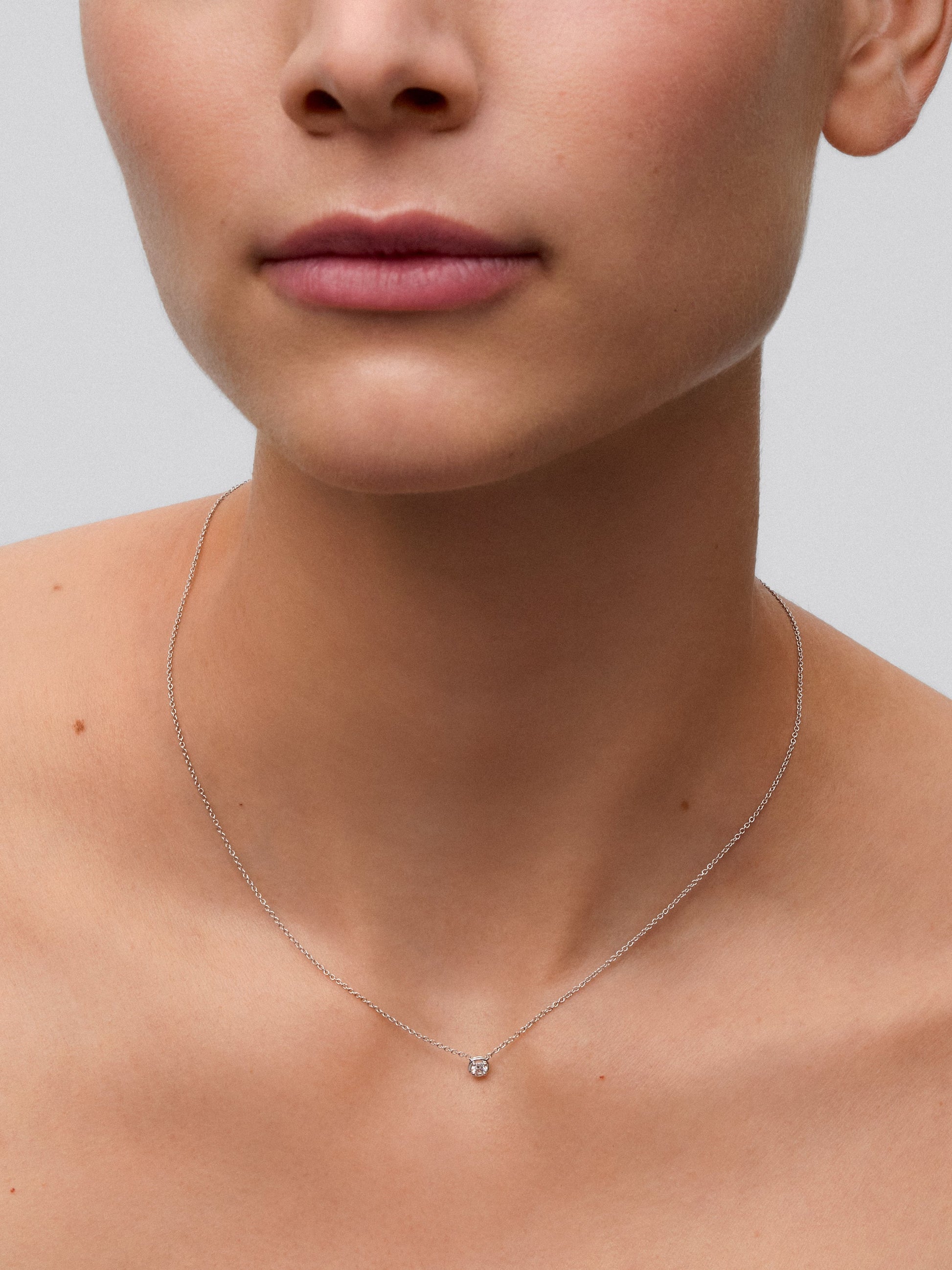 Colgante cadena de oro blanco de 18K con diamante solitario