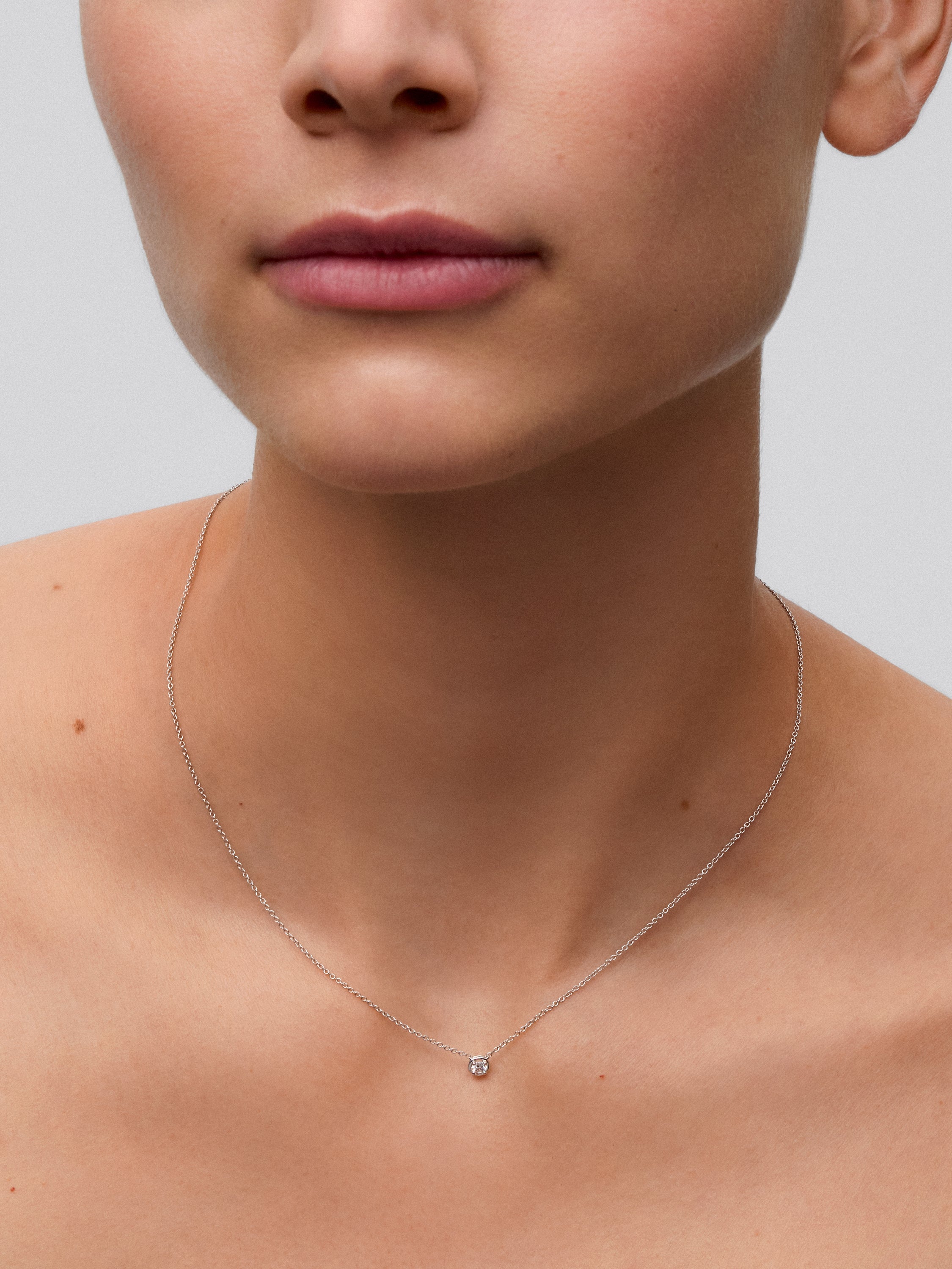 Colgante cadena de oro blanco de 18K con diamante solitario
