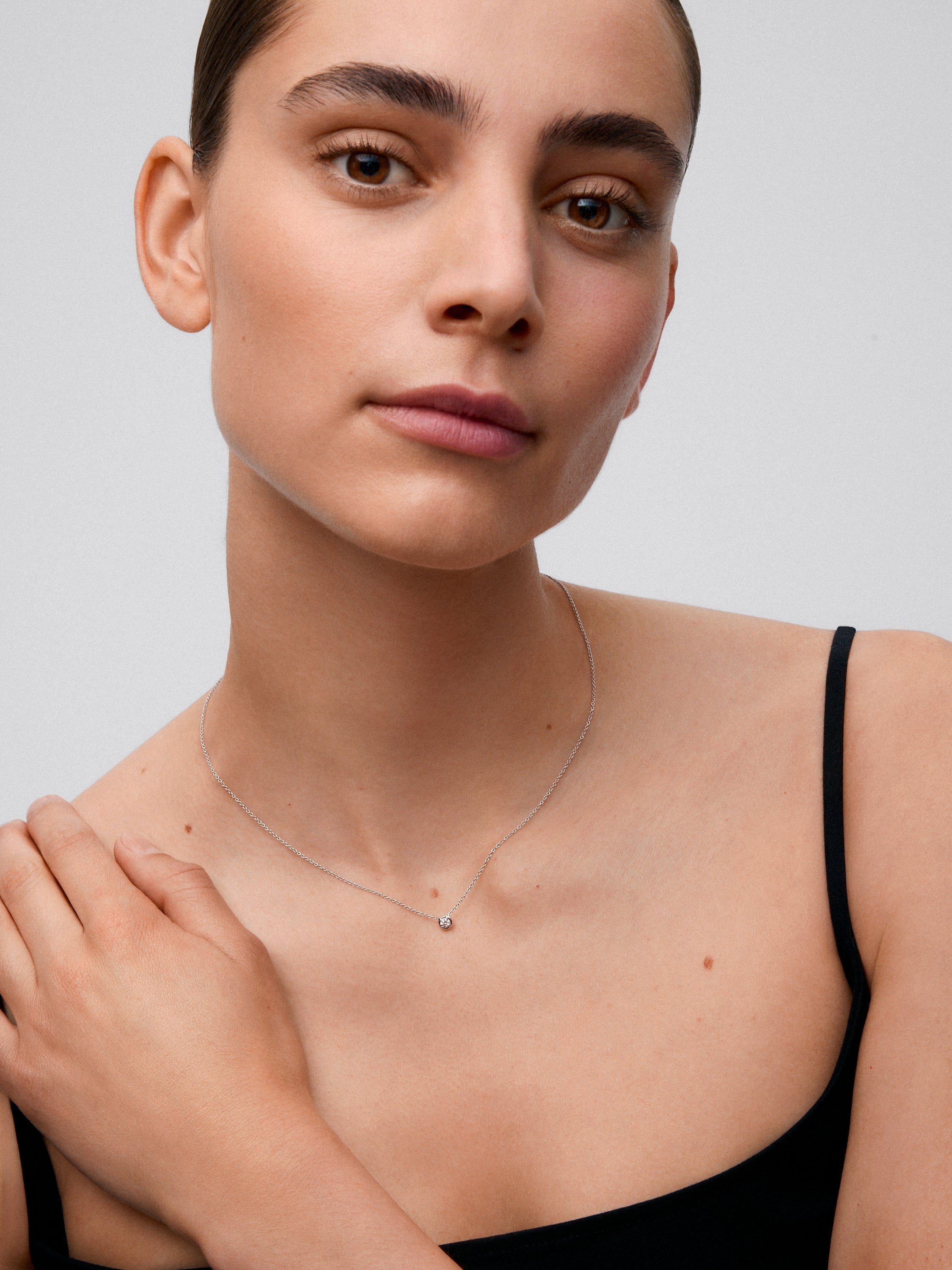 Colgante cadena de oro blanco de 18K con diamante solitario