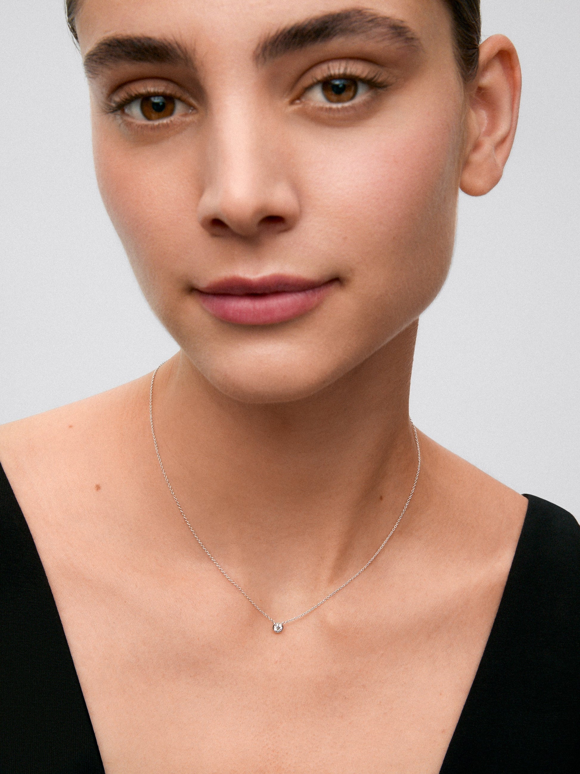 Colgante cadena de oro blanco de 18K con diamante solitario