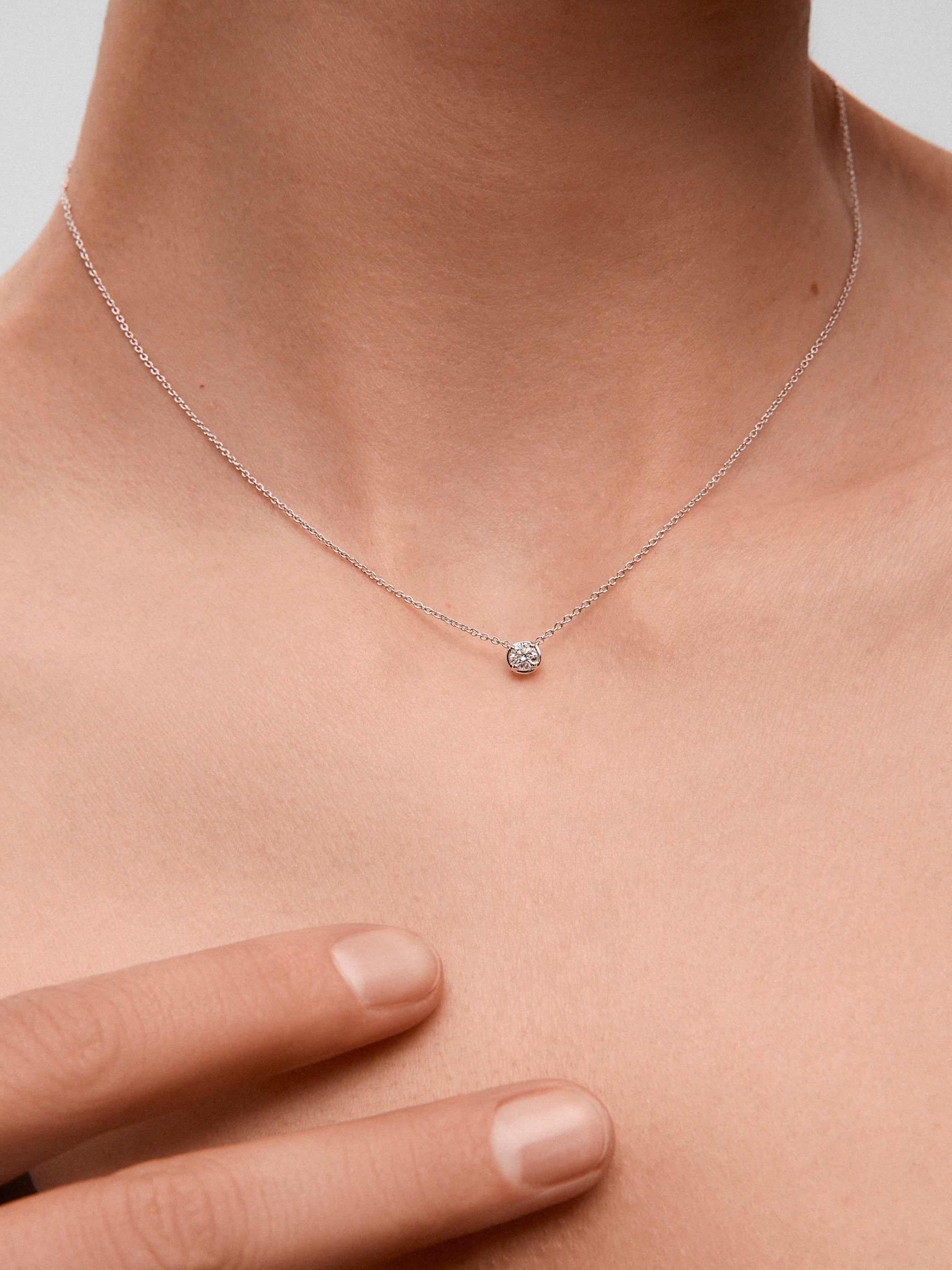 Colgante cadena de oro blanco de 18K con diamante solitario