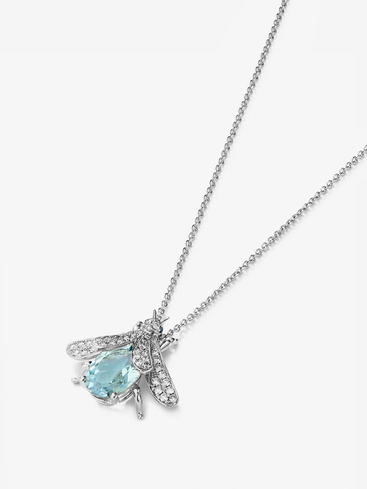 Colgante de insecto de oro blanco de 18K con aguamarina en talla oval de 4,17 cts, 42 diamantes en talla brillante con un total de 0,37 cts y 2 zafiros azules en talla brillante con un total de 0,02 cts