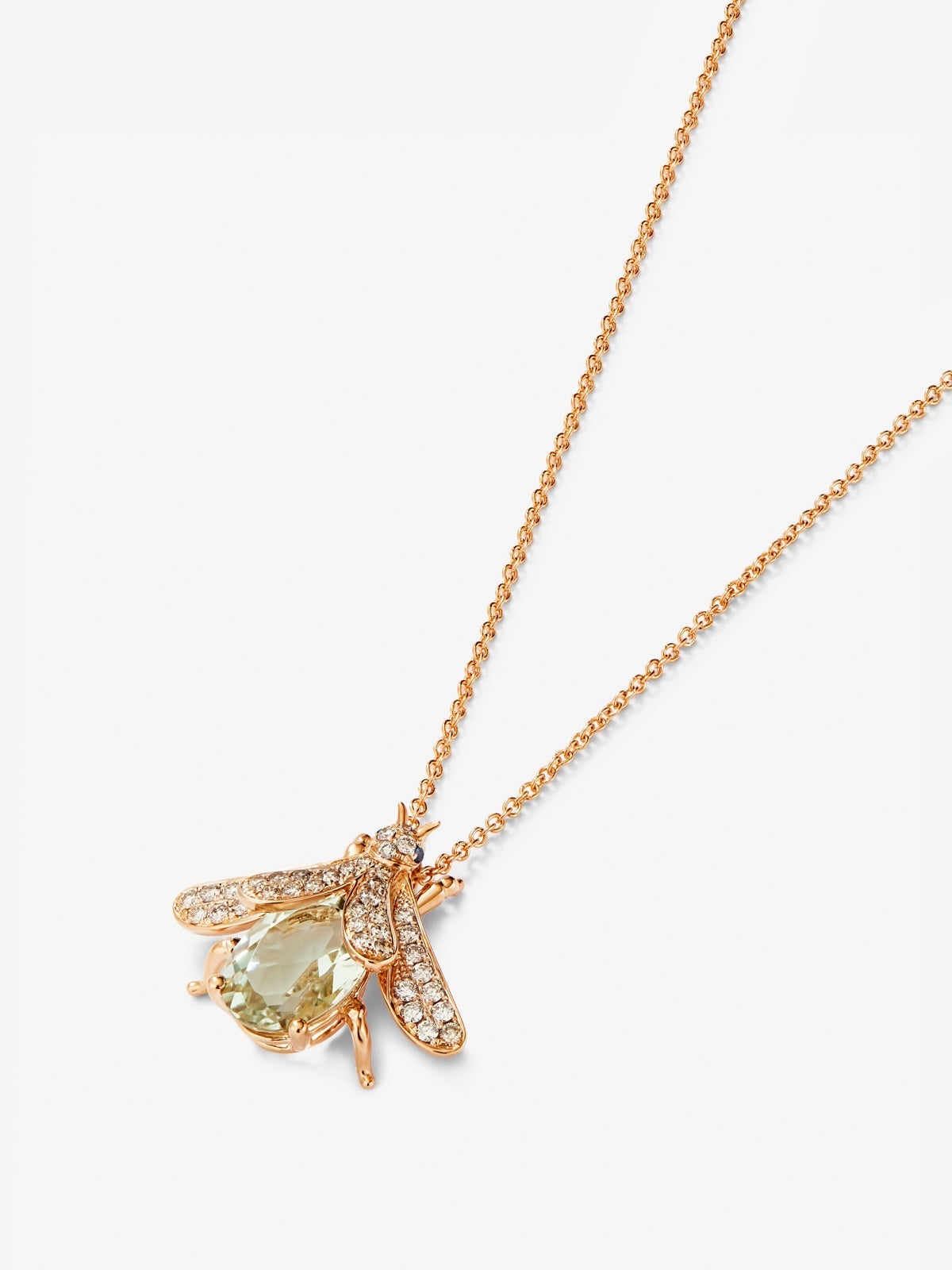 Colgante de oro blanco de 18K con amatista verde en talla oval de 2,5 cts, 42 diamantes marrones en talla brillante con un total de 0,36 cts y 2 zafiros azules en talla brillante con un total de 0,01 cts