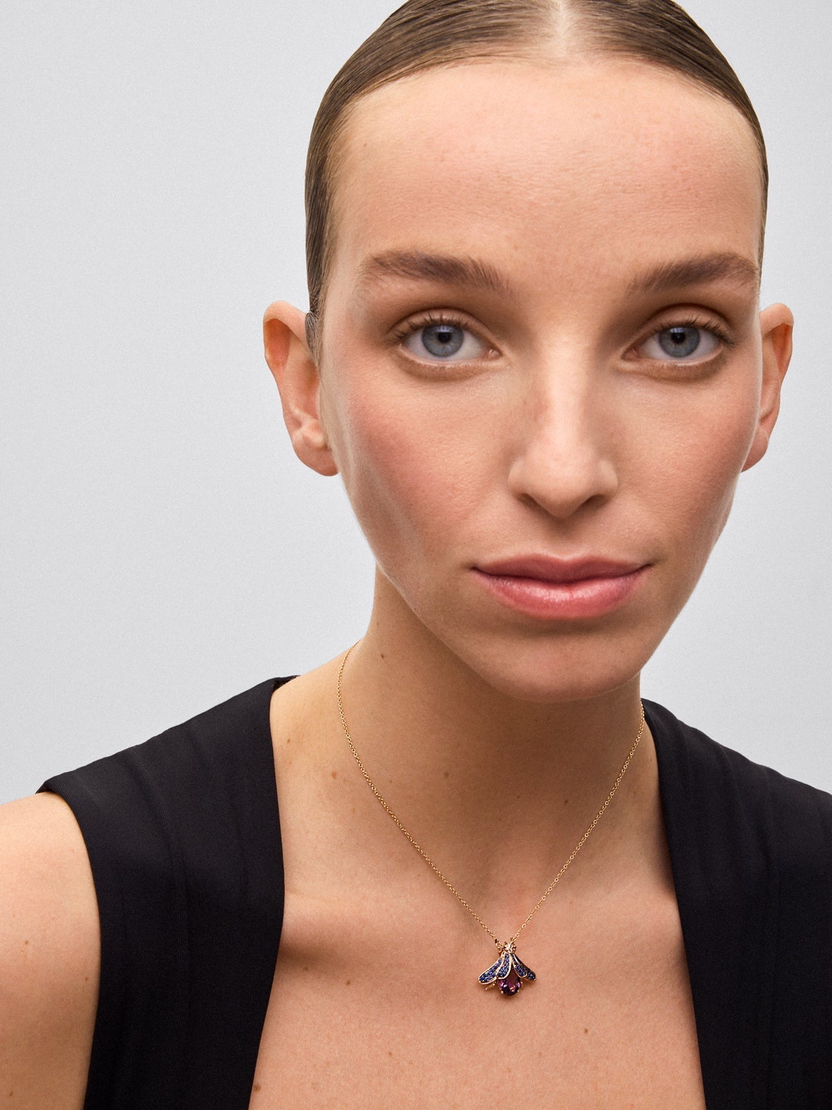 Colgante cadena insecto de oro rosa de 18K con amatista y zafiro