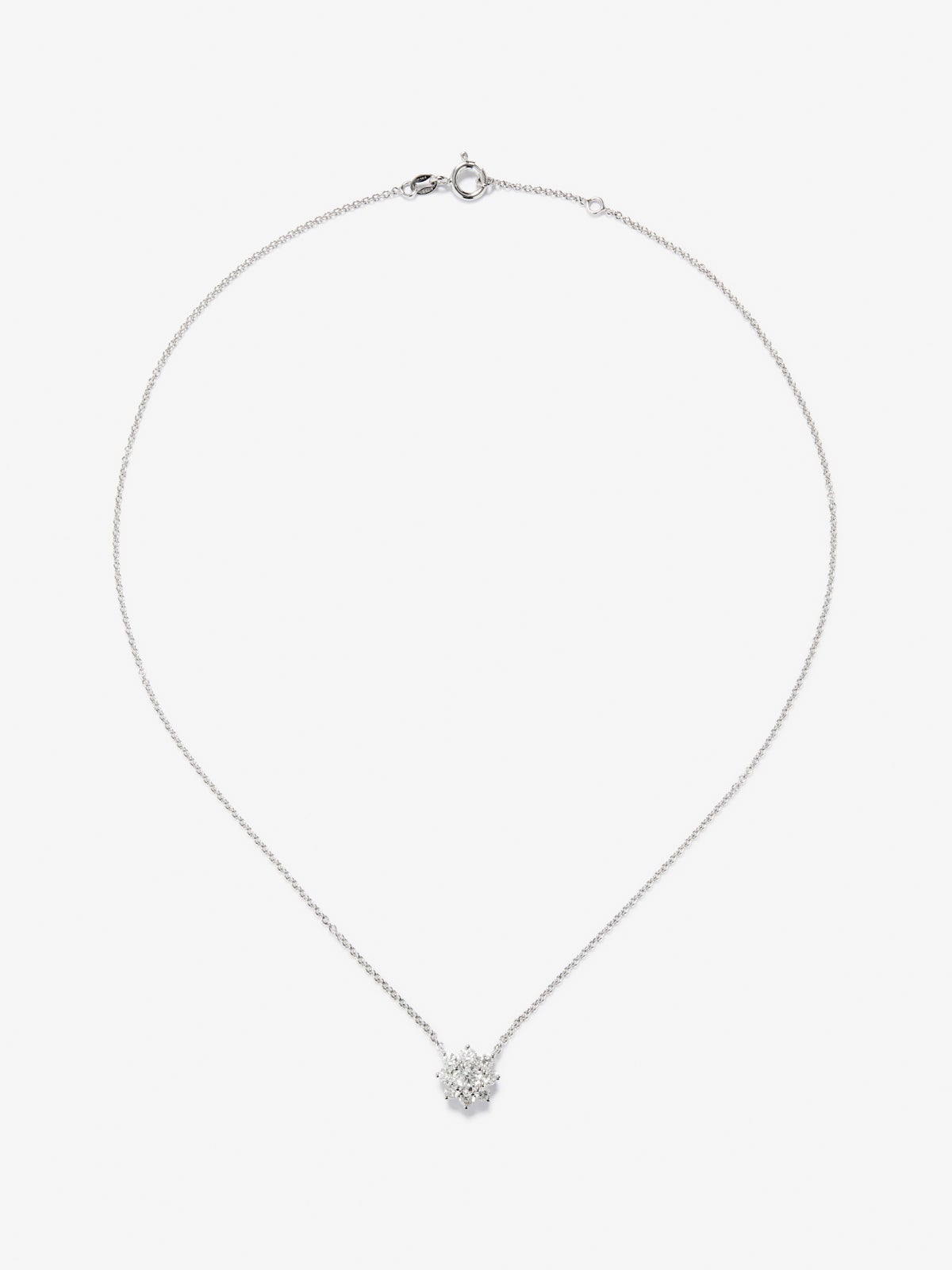 Colgante de oro blanco de 18K con diamante en talla brillante de 0,40 cts y forma de flor