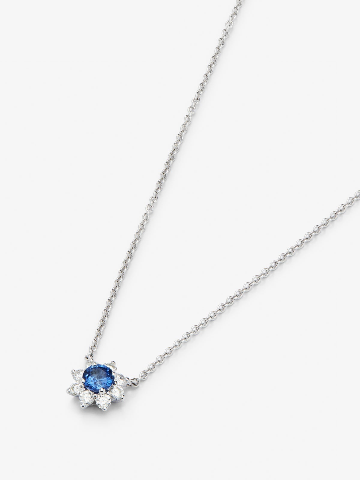 Colgante cadena flor de oro blanco de 18K con zafiro central y orla de diamantes