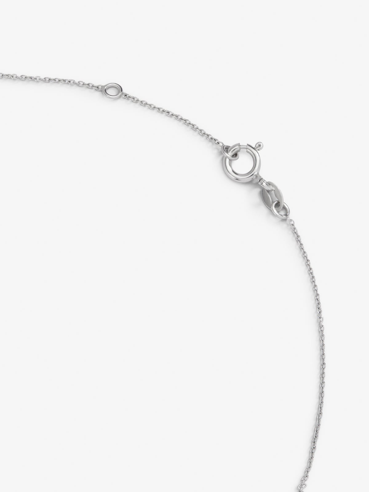 Colgante cadena flor de oro blanco de 18K con zafiro central y orla de diamantes