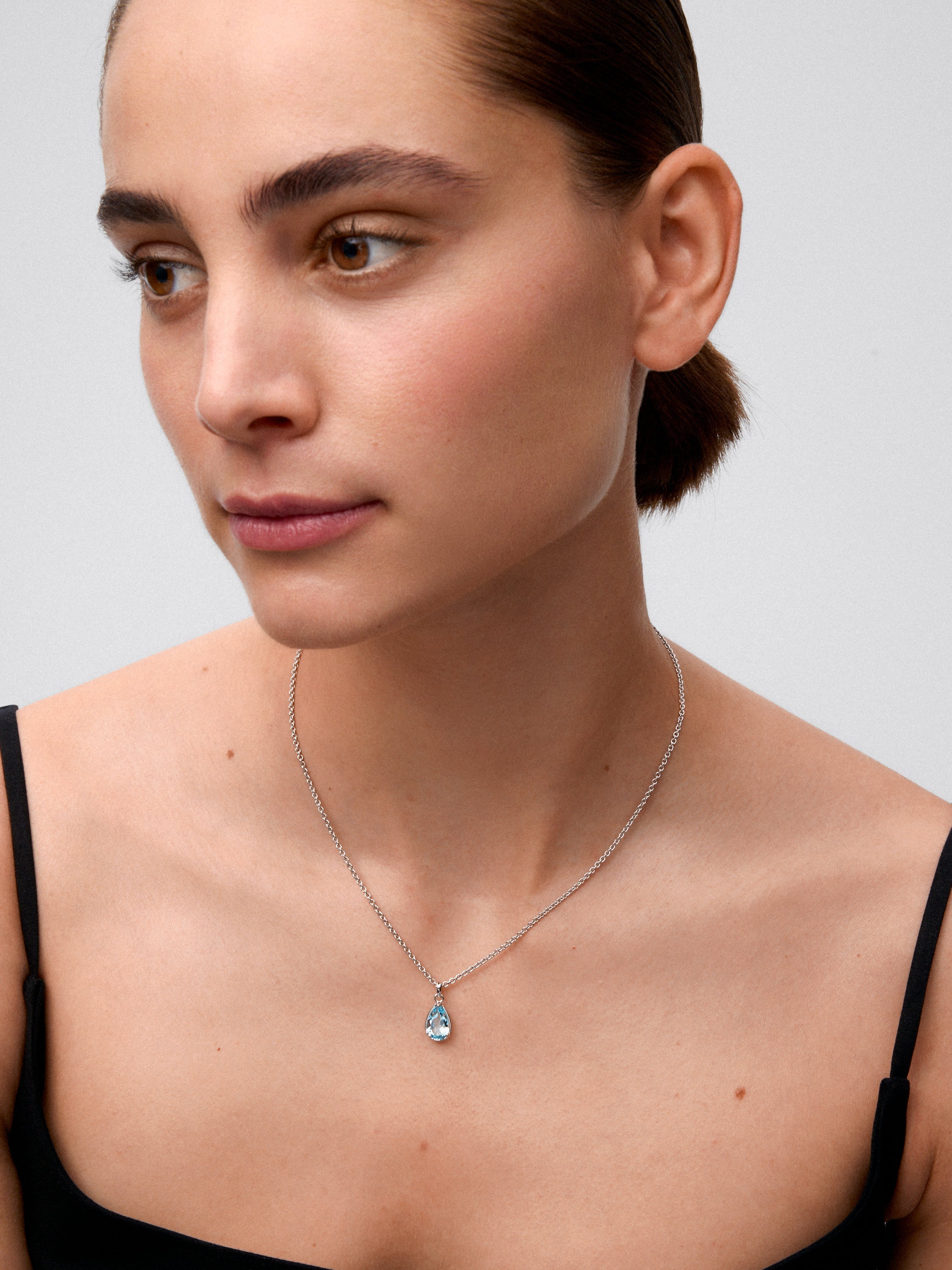 Colgante de plata 925 con topacio azul sky en talla pera