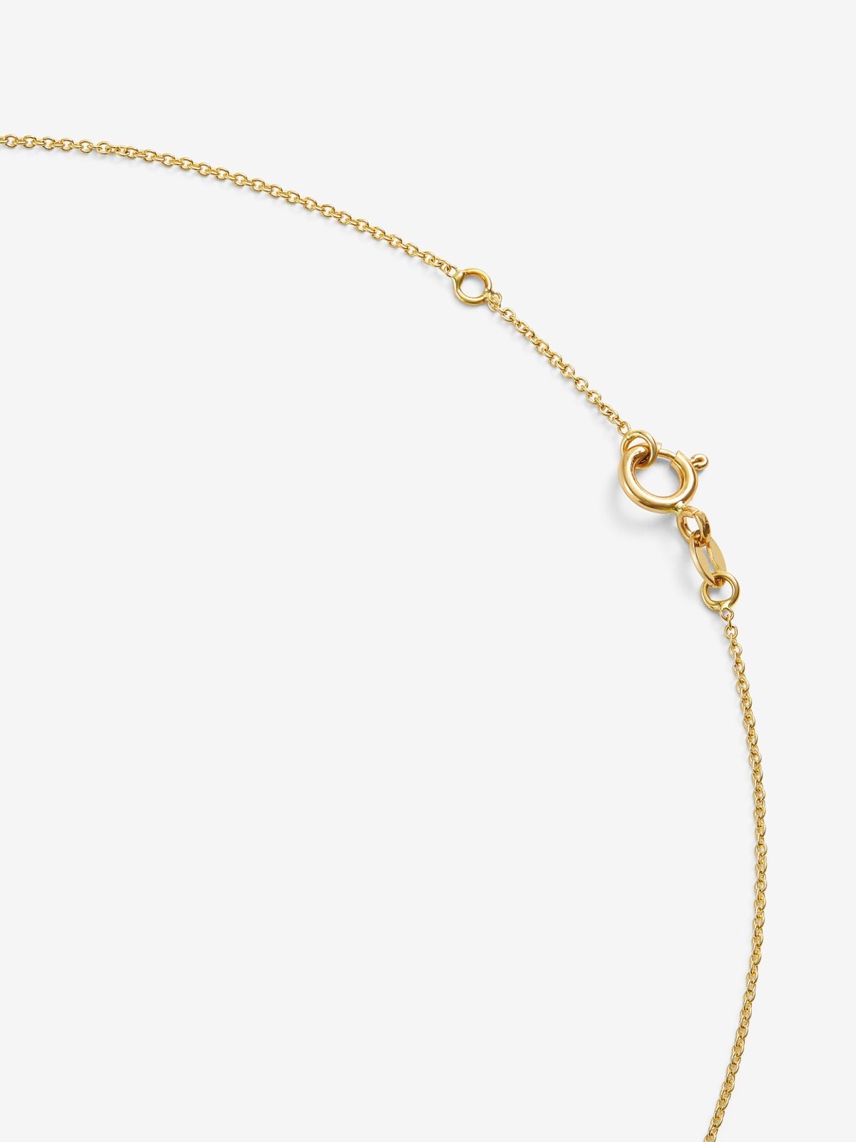 Colgante de oro amarillo de 18K con letra L y 12 diamantes en talla brillante con un total de 0,07 cts