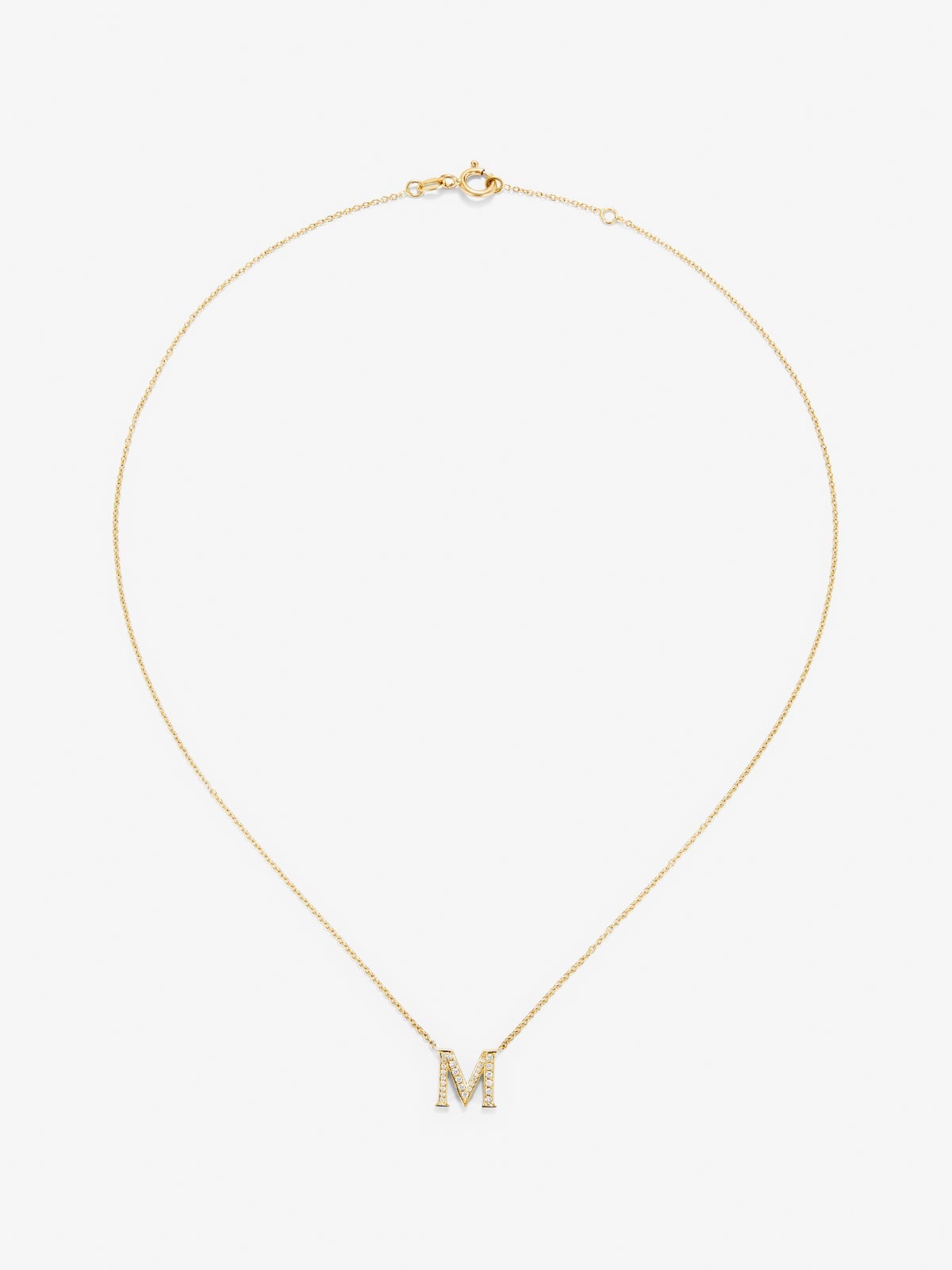 Colgante de oro amarillo de 18K con letra M en pavé de diamantes en talla brillante de 0,14 cts