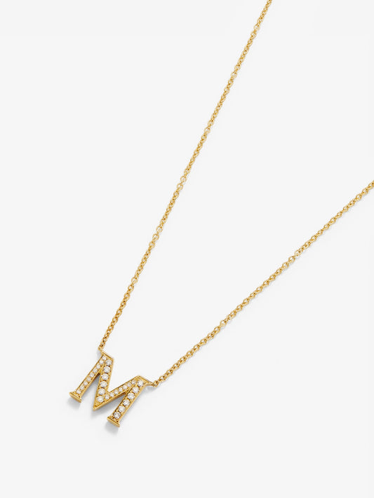 Colgante de oro amarillo de 18K con letra M en pavé de diamantes en talla brillante de 0,14 cts