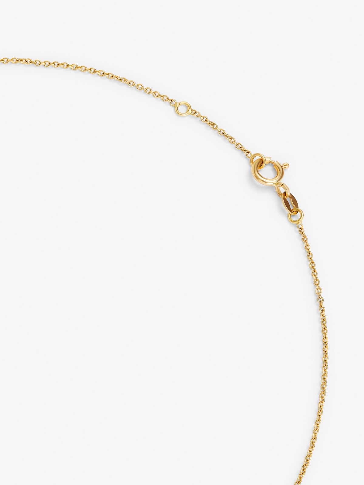 Colgante de oro amarillo de 18K con letra M en pavé de diamantes en talla brillante de 0,14 cts