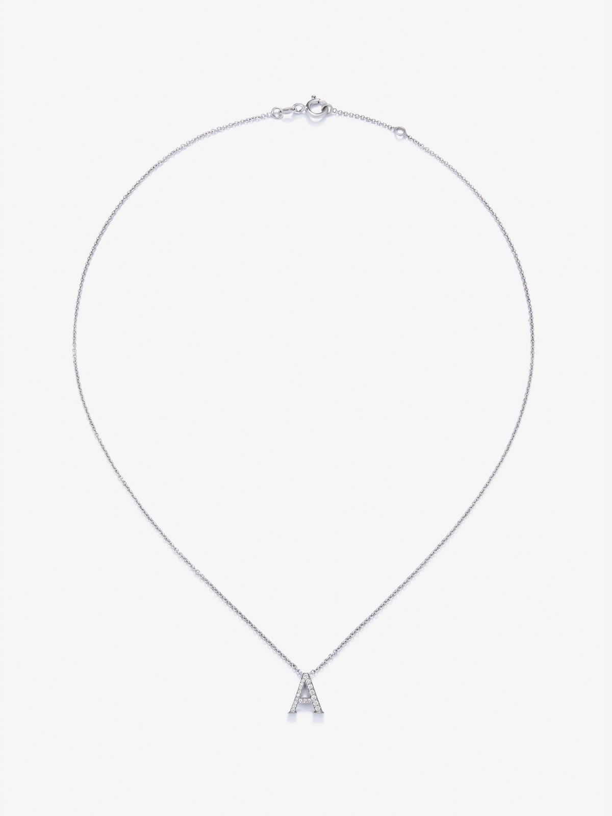 Colgante de oro blanco de 18K con letra A en pavé de 7 diamantes en talla brillante con un total de 0,08 cts