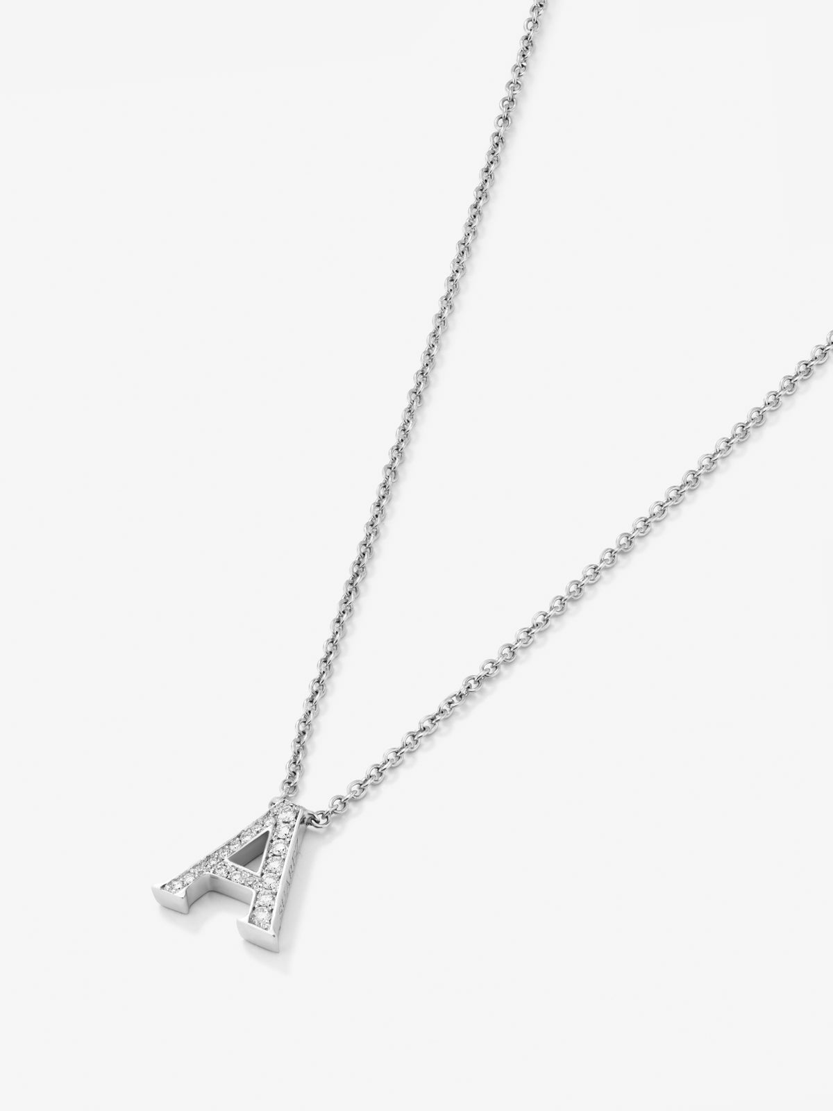 Colgante de oro blanco de 18K con letra A en pavé de 7 diamantes en talla brillante con un total de 0,08 cts