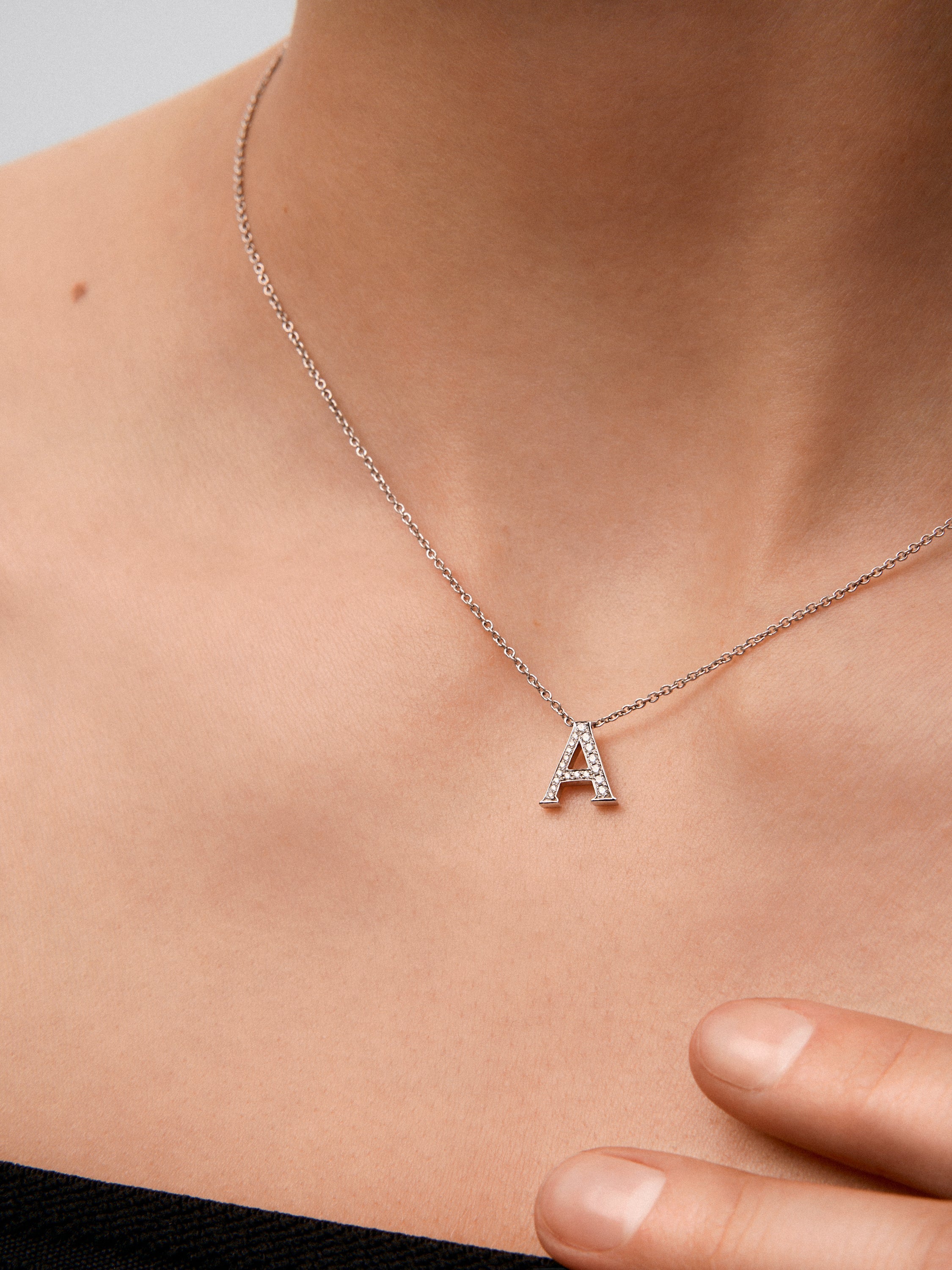 Colgante de oro blanco de 18K con letra A en pavé de 7 diamantes en talla brillante con un total de 0,08 cts