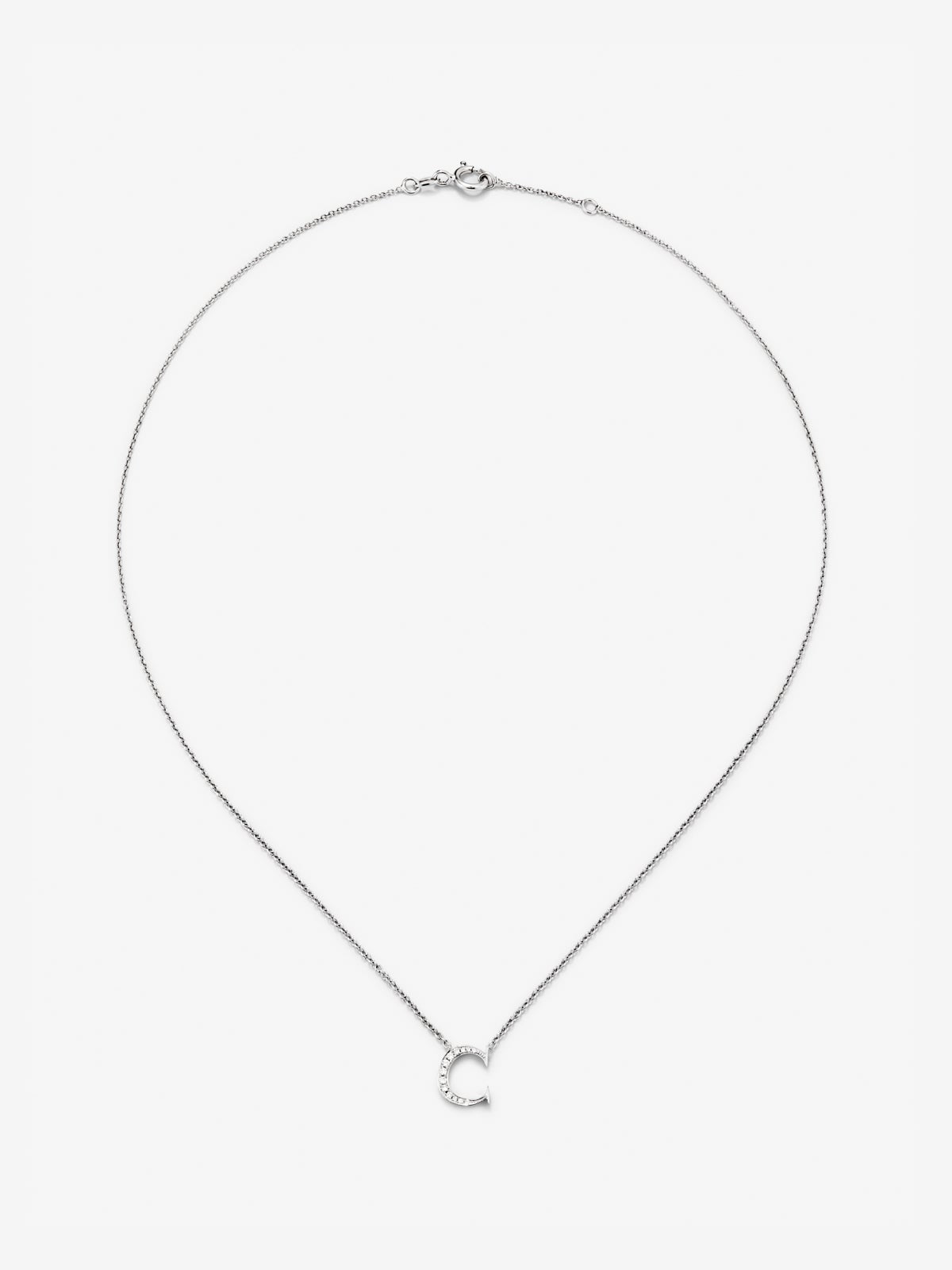 Colgante de oro blanco de 18K con letra C en pavé de 7 diamantes en talla brillante con un total de 0,05 cts