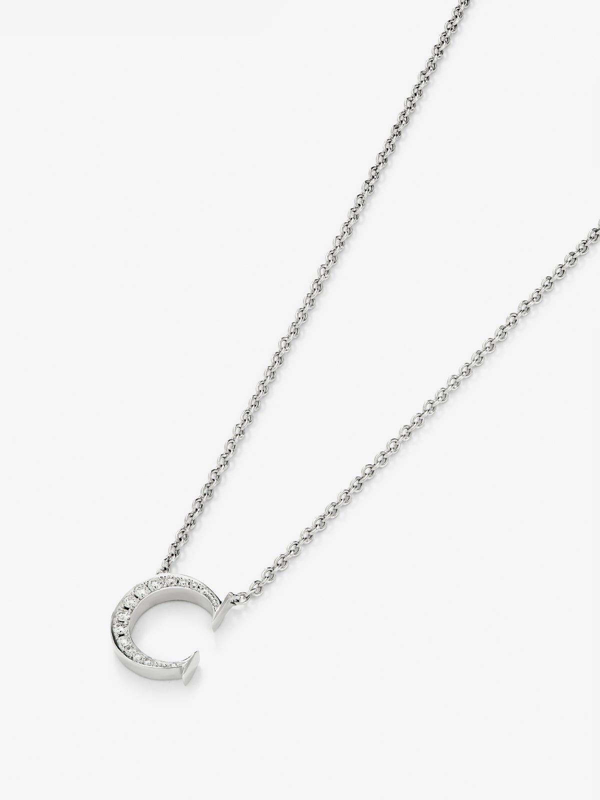 Colgante de oro blanco de 18K con letra C en pavé de 7 diamantes en talla brillante con un total de 0,05 cts
