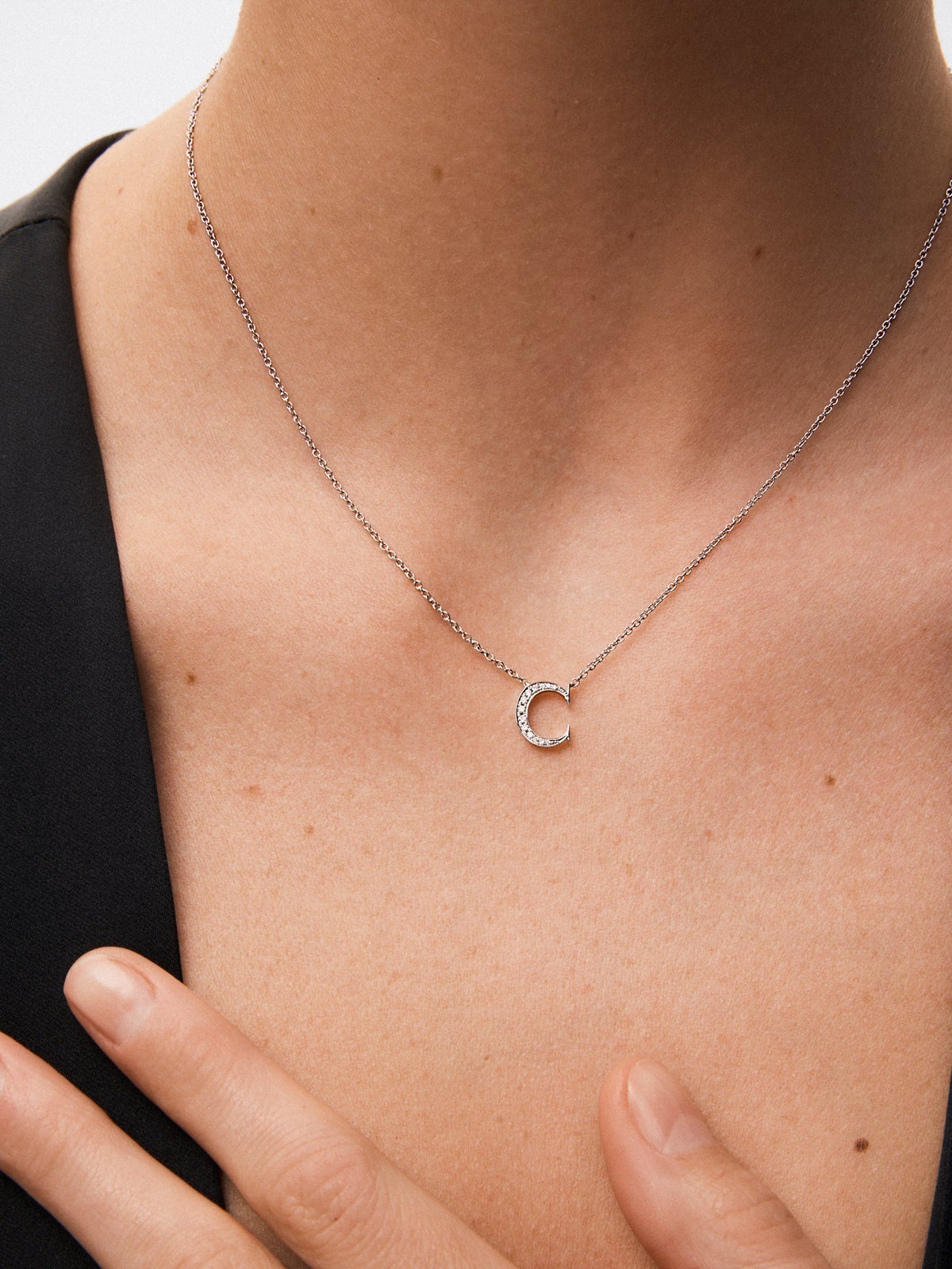 Colgante de oro blanco de 18K con letra C en pavé de 7 diamantes en talla brillante con un total de 0,05 cts