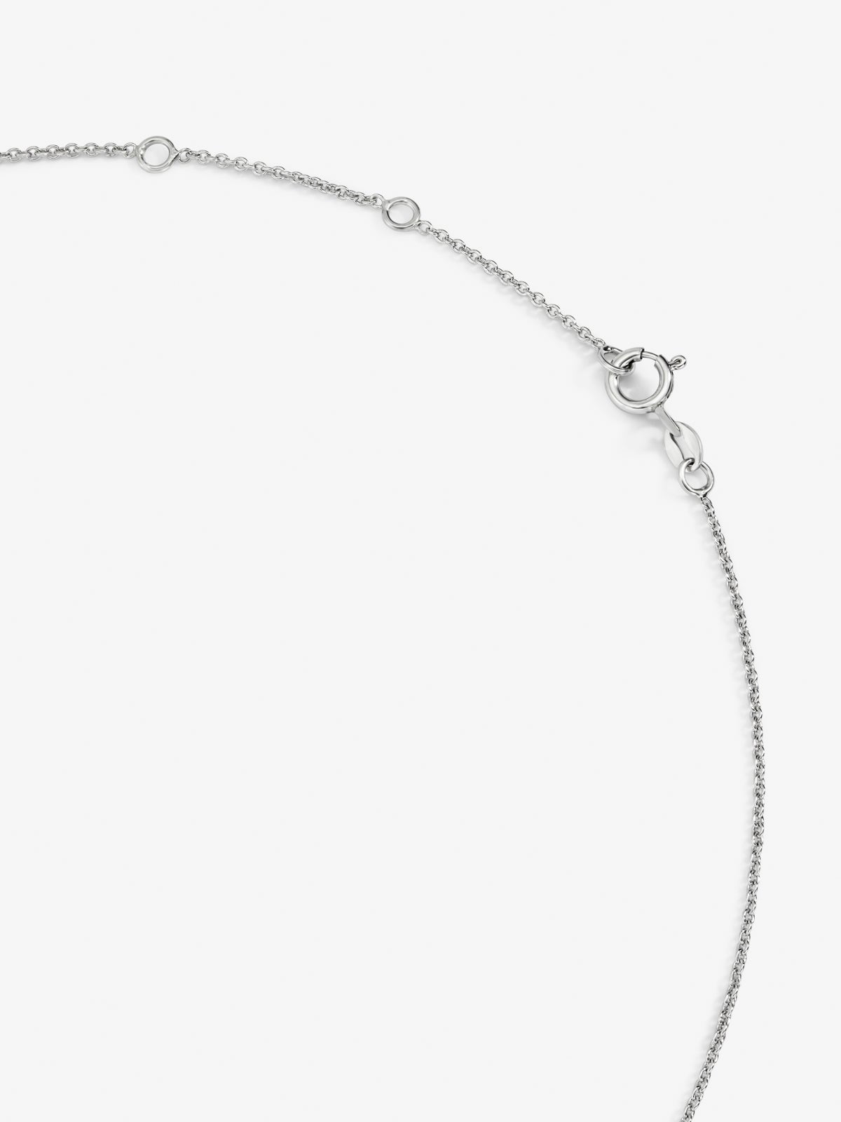 Colgante de oro blanco de 18K con letra C en pavé de 7 diamantes en talla brillante con un total de 0,05 cts