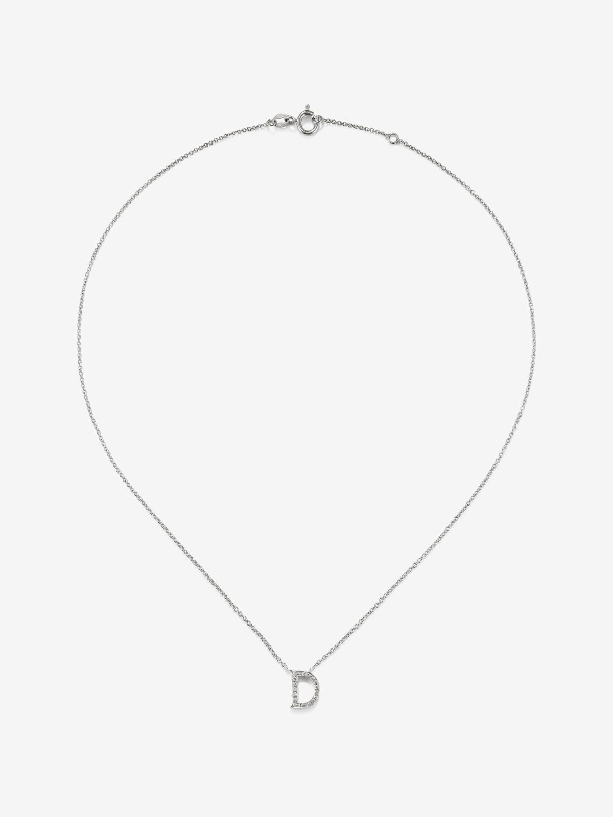 Colgante de oro blanco de 18K con diamantes en talla brillante de 0,09 cts y letra D