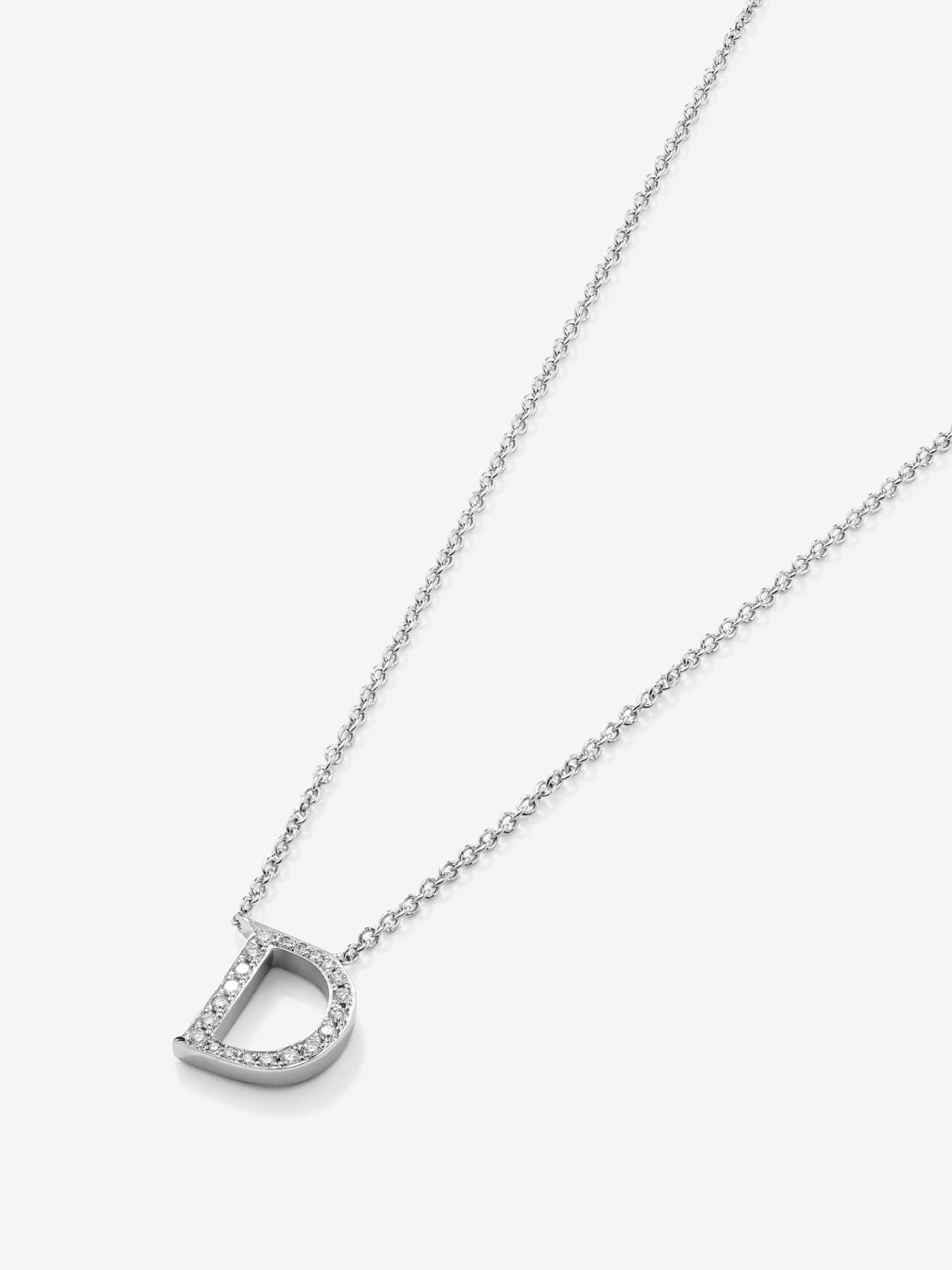 Colgante de oro blanco de 18K con diamantes en talla brillante de 0,09 cts y letra D