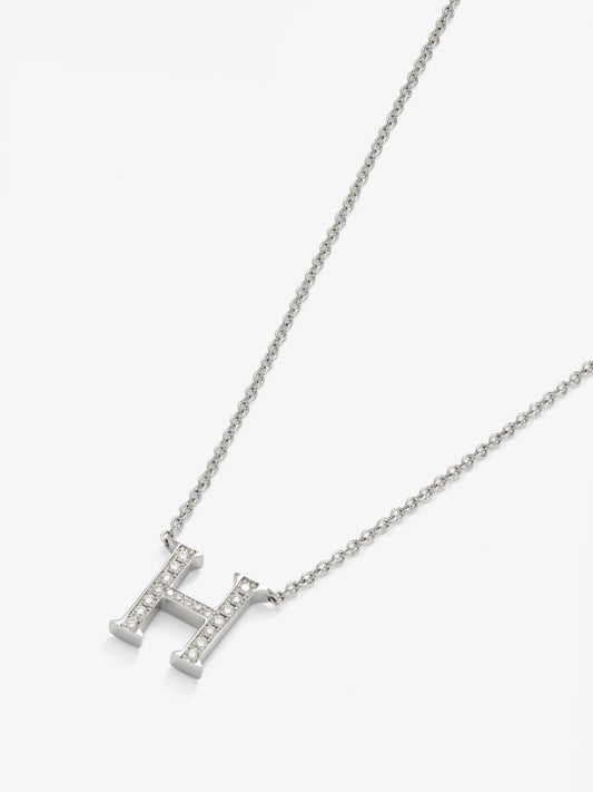 Colgante de oro blanco de 18K con letra H y diamantes blancos en talla brillante