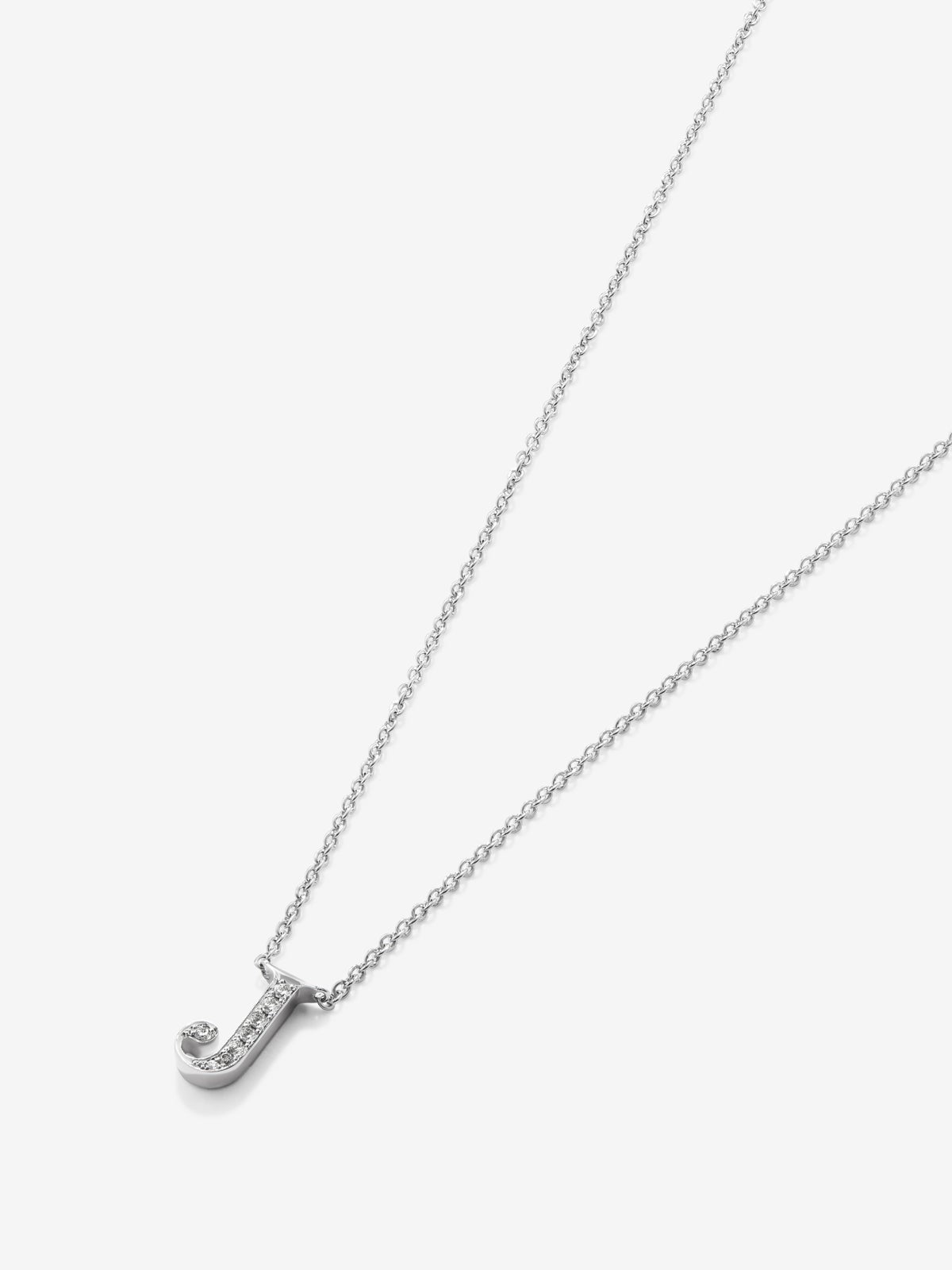 Colgante de oro blanco de 18K con letra J y diamantes blancos en talla brillante