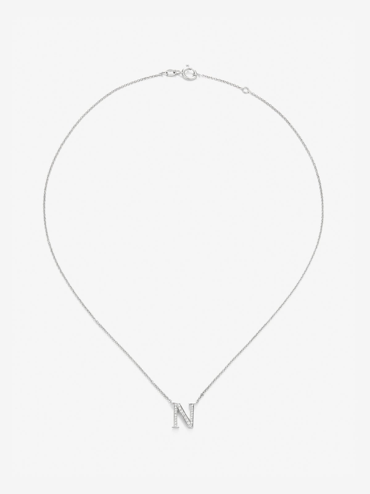 Colgante de oro blanco de 18K con letra N y diamantes blancos en talla brillante
