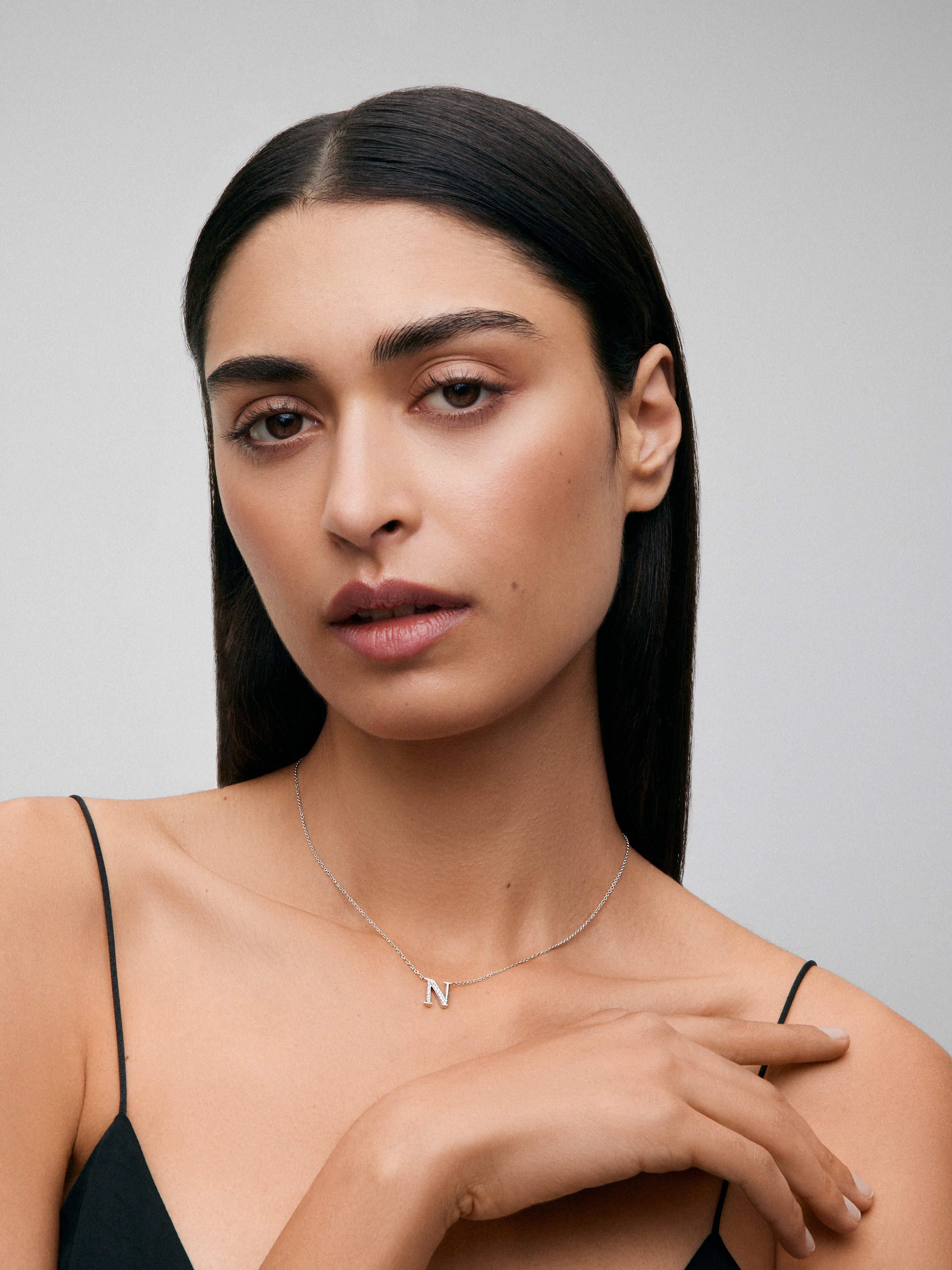 Colgante cadena con inicial pequeña de oro blanco de 18K y diamantes