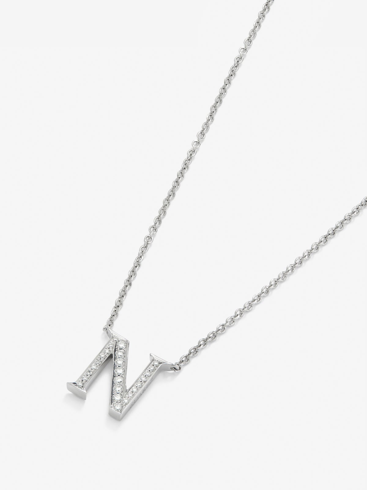 Colgante cadena con inicial pequeña de oro blanco de 18K y diamantes