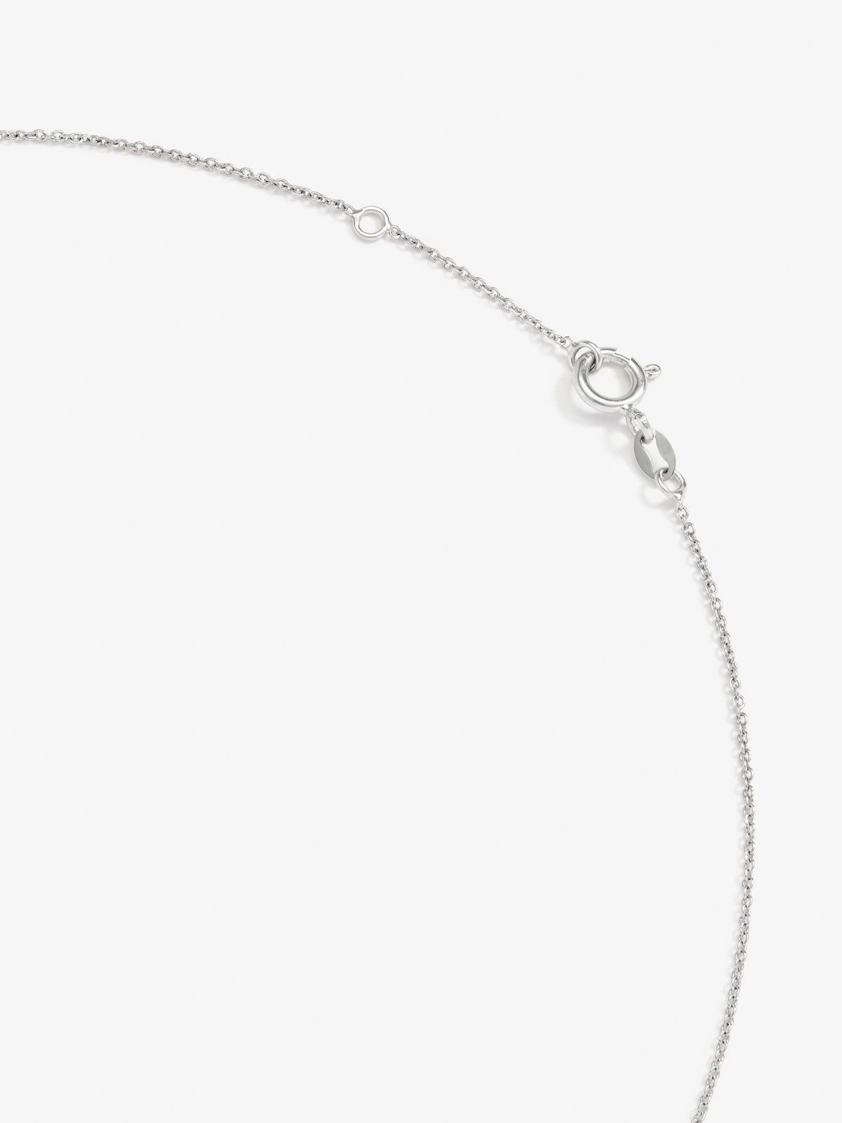 Colgante de oro blanco de 18K con letra N y diamantes blancos en talla brillante