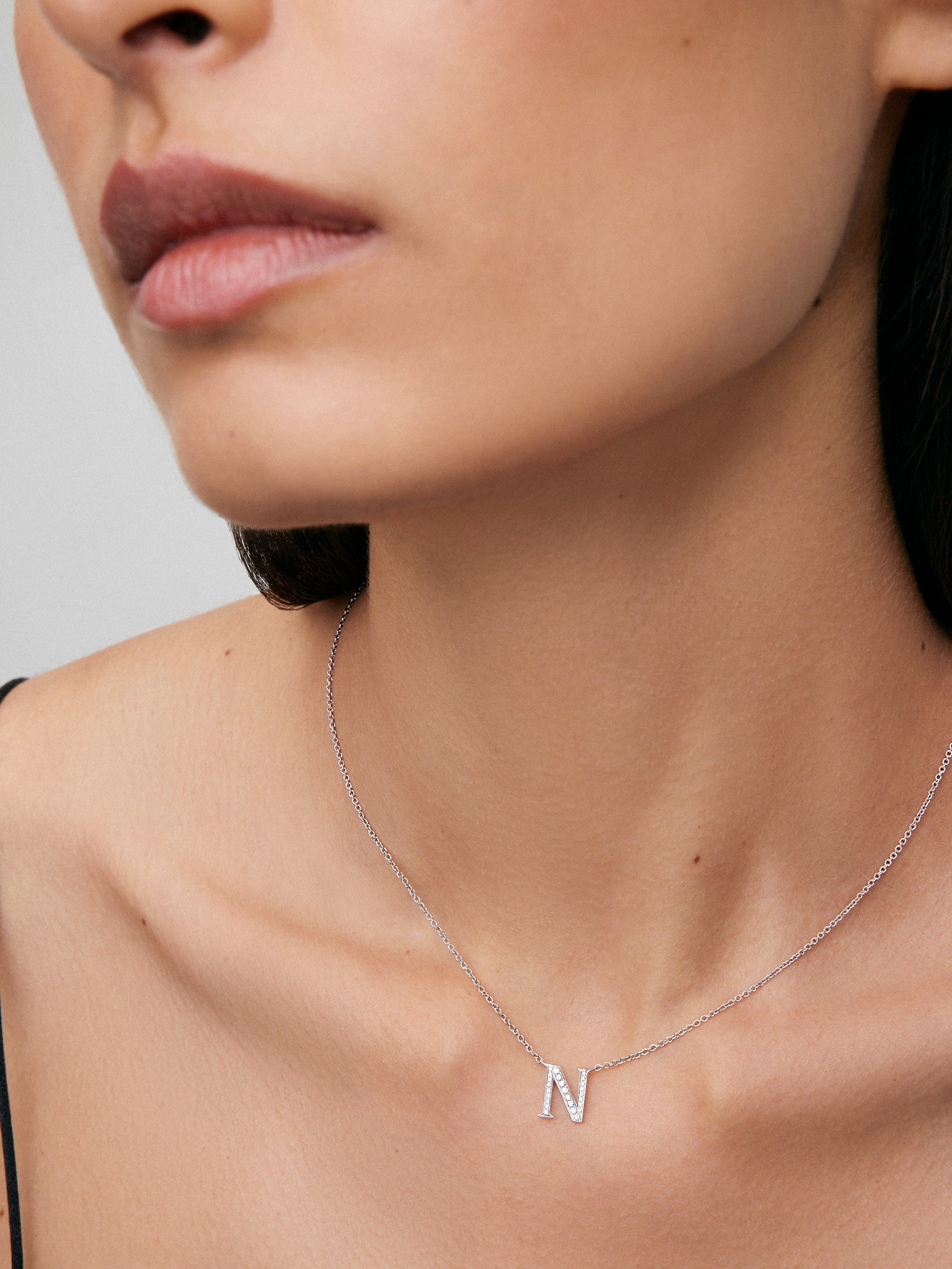 Colgante cadena con inicial pequeña de oro blanco de 18K y diamantes