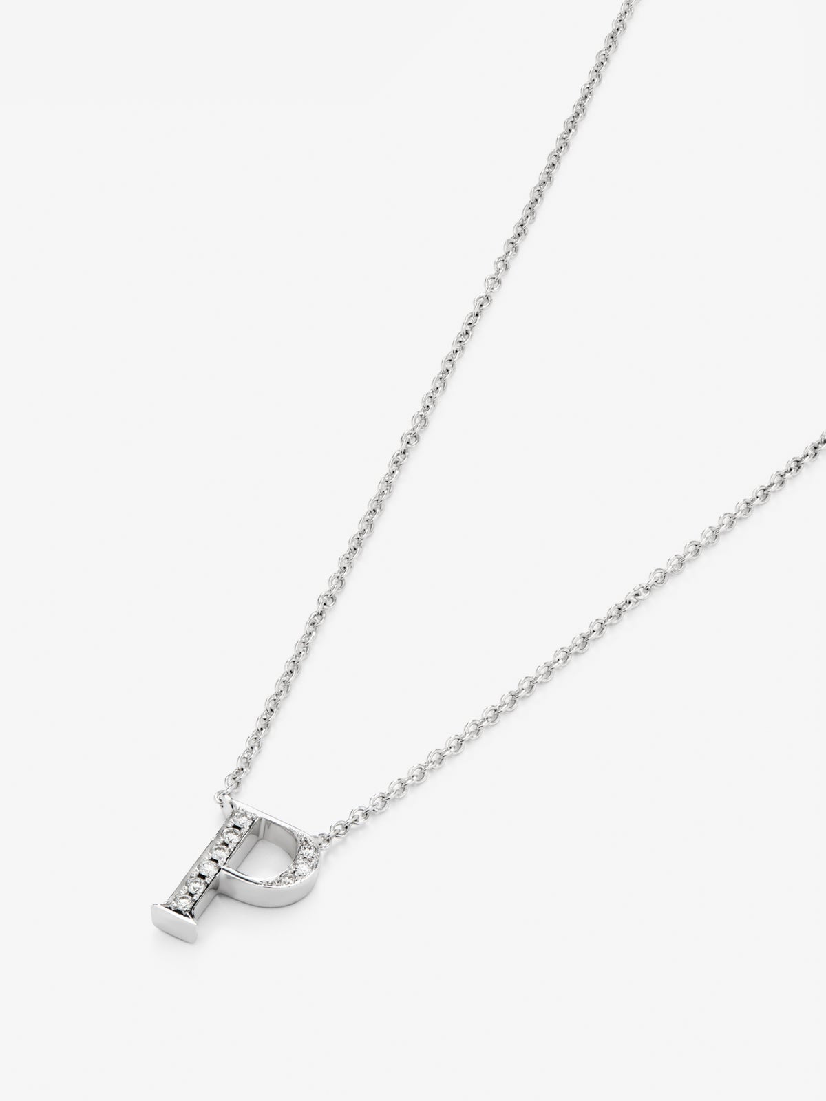 Colgante de oro blanco de 18K con letra P y 9 diamantes en talla brillante con un total de 0,06 cts