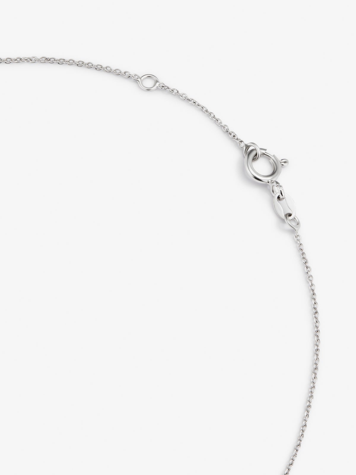 Colgante de oro blanco de 18K con letra P y 9 diamantes en talla brillante con un total de 0,06 cts