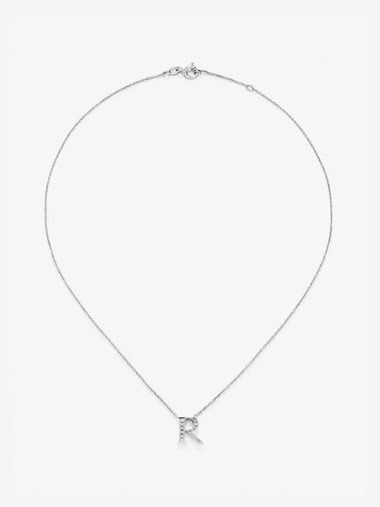 Colgante de oro blanco de 18K con letra R y 14 diamantes en talla brillante con un total de 0,07 cts