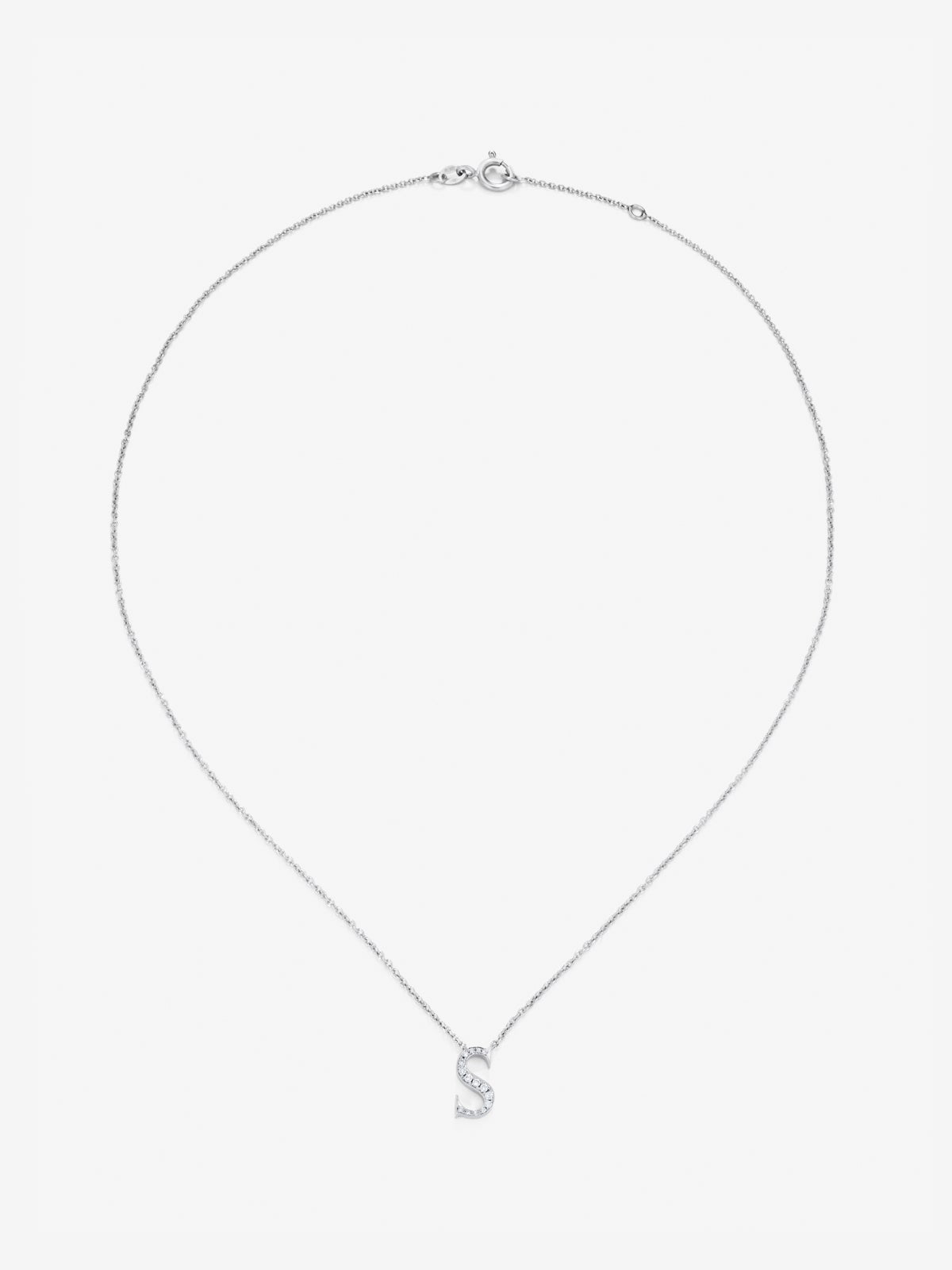Colgante de oro blanco de 18K con letra S y 16 diamantes en talla brillante con un total de 0,07 cts