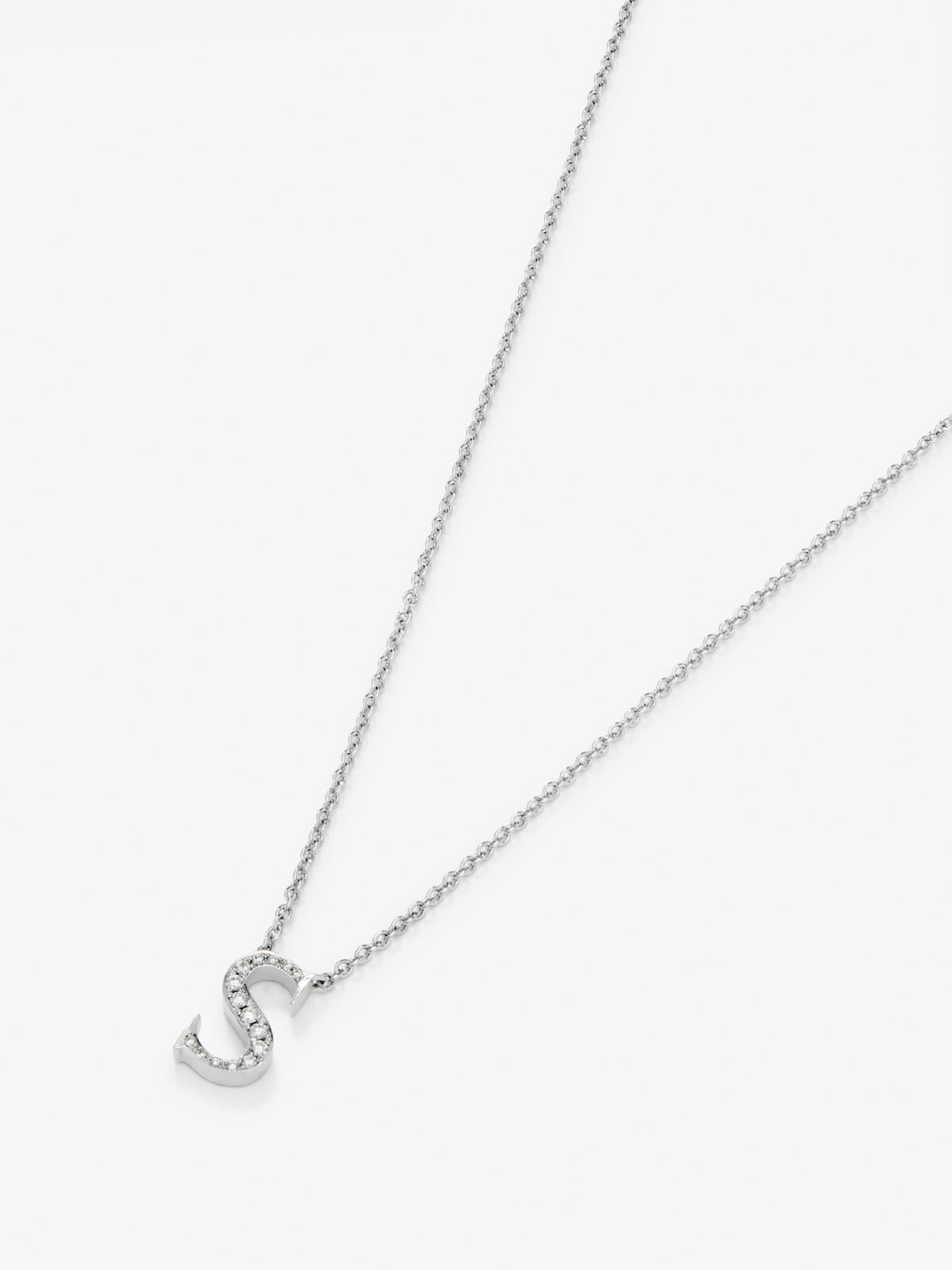 Colgante de oro blanco de 18K con letra S y 16 diamantes en talla brillante con un total de 0,07 cts