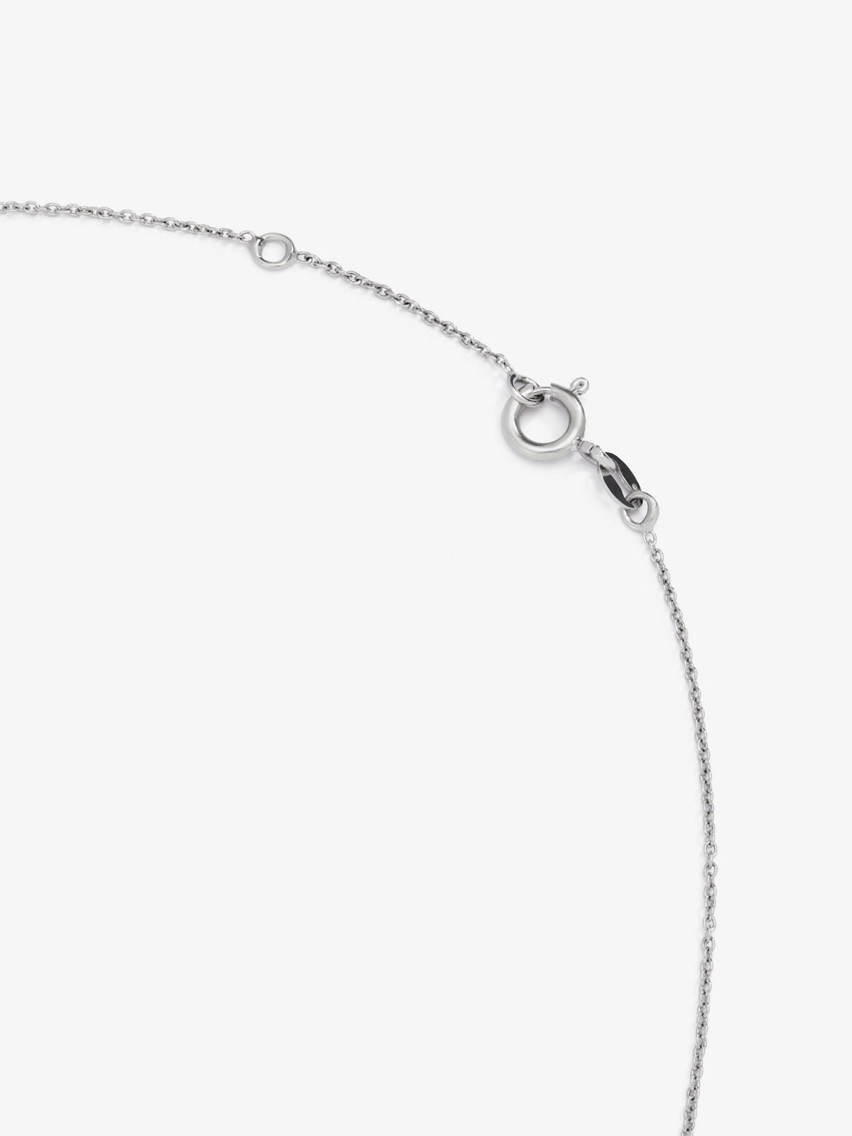 Colgante de oro blanco de 18K con letra S y 16 diamantes en talla brillante con un total de 0,07 cts