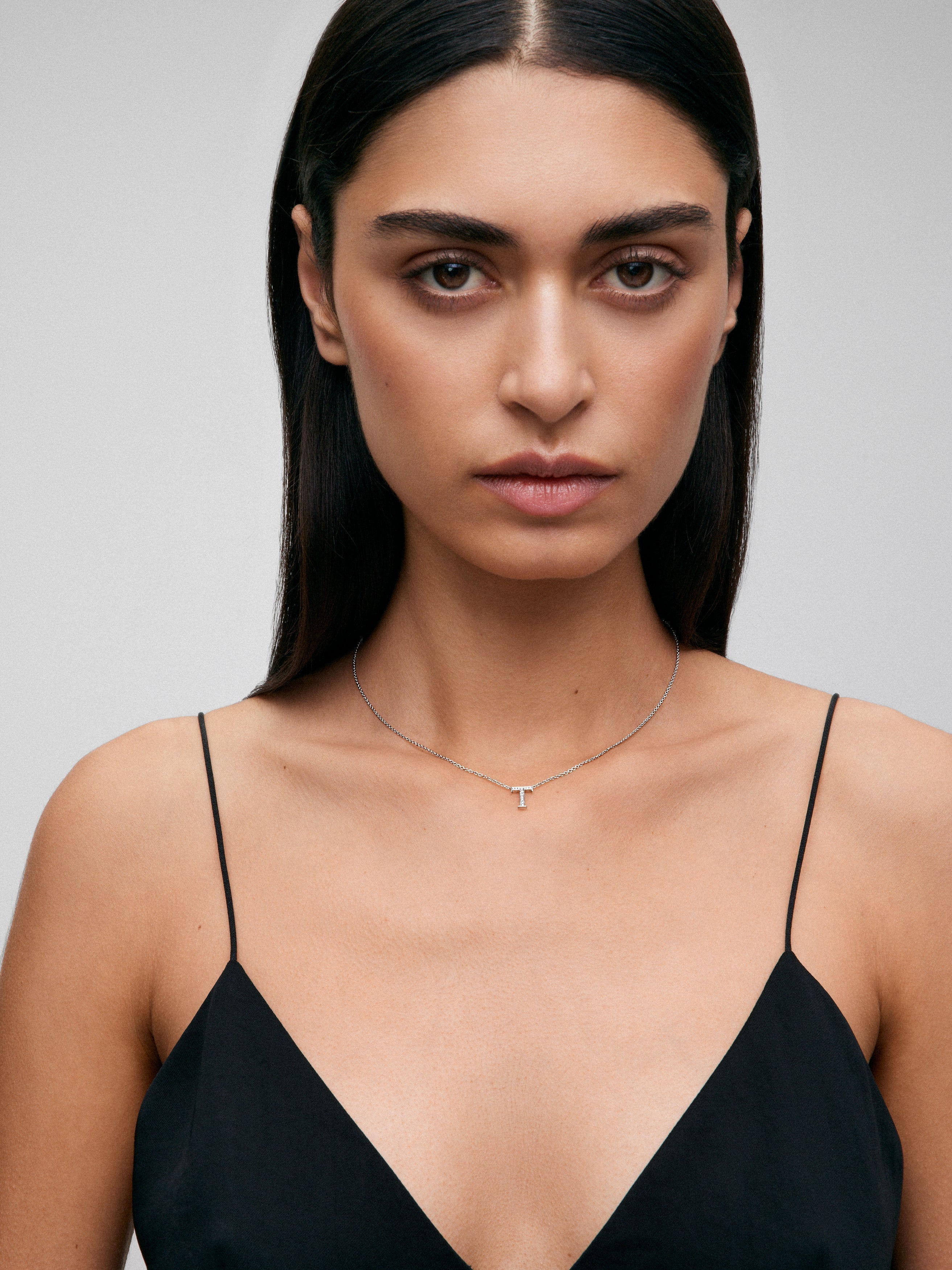 Colgante de oro blanco de 18K con letra T y diamantes blancos en talla brillante