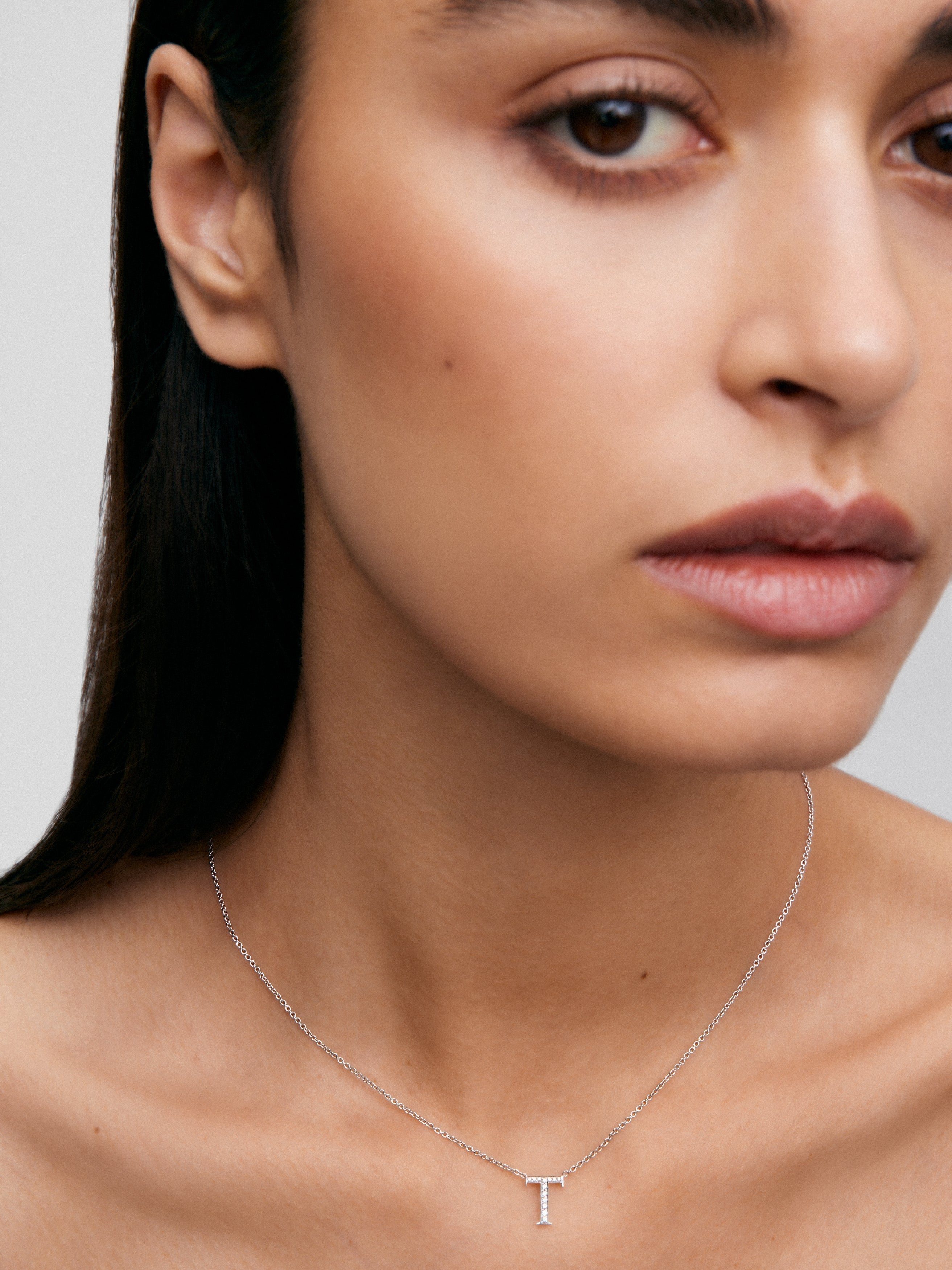 Colgante de oro blanco de 18K con letra T y diamantes blancos en talla brillante