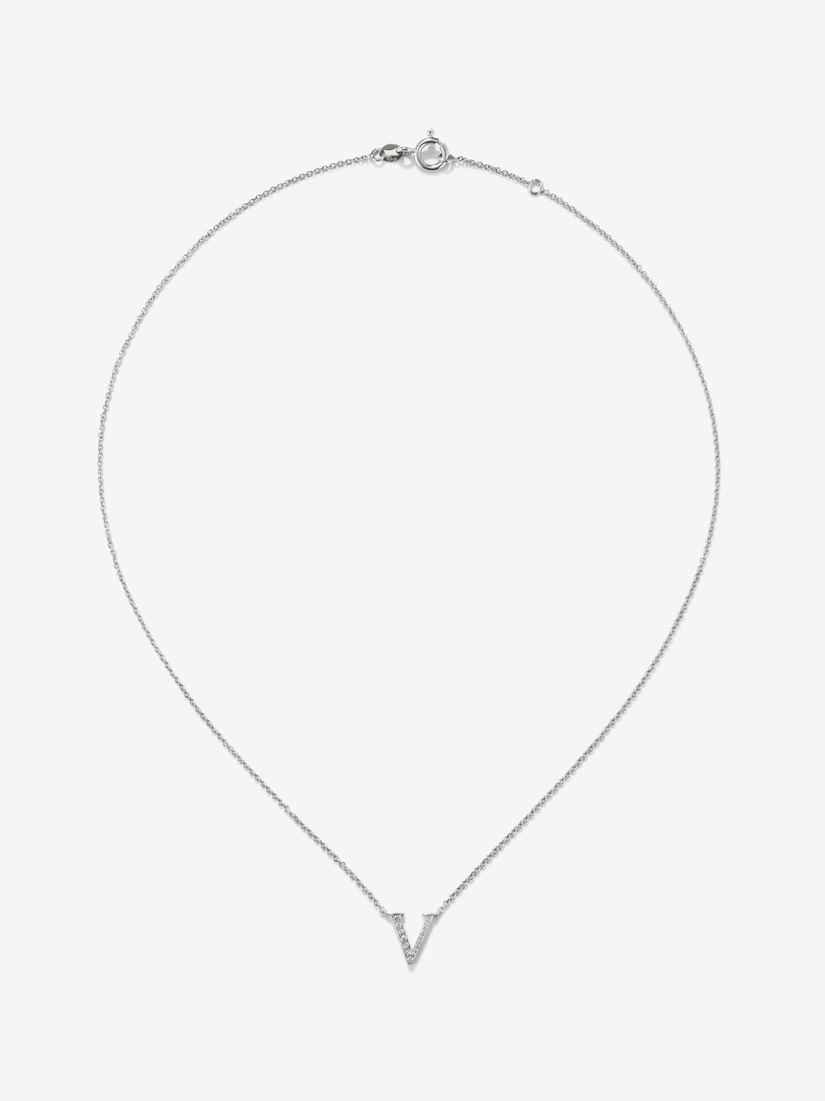 Colgante de oro blanco de 18K con diamantes en talla brillante de 0,03 cts y letra V