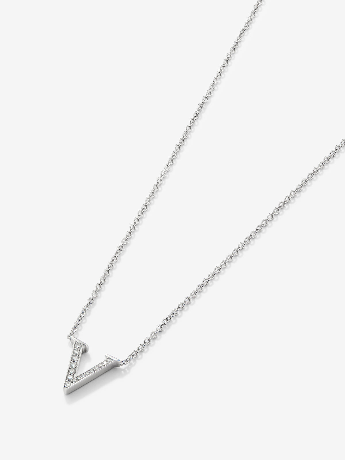 18K white gold pendant with the letter V and 16 brilliant-cut diamonds totaling 0.07 cts