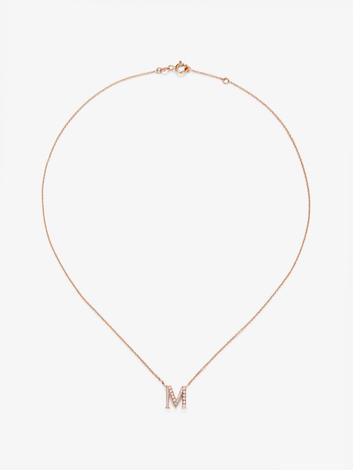Colgante de oro rosa de 18K con letra M y 16 diamantes en talla brillante con un total de 0,07 cts